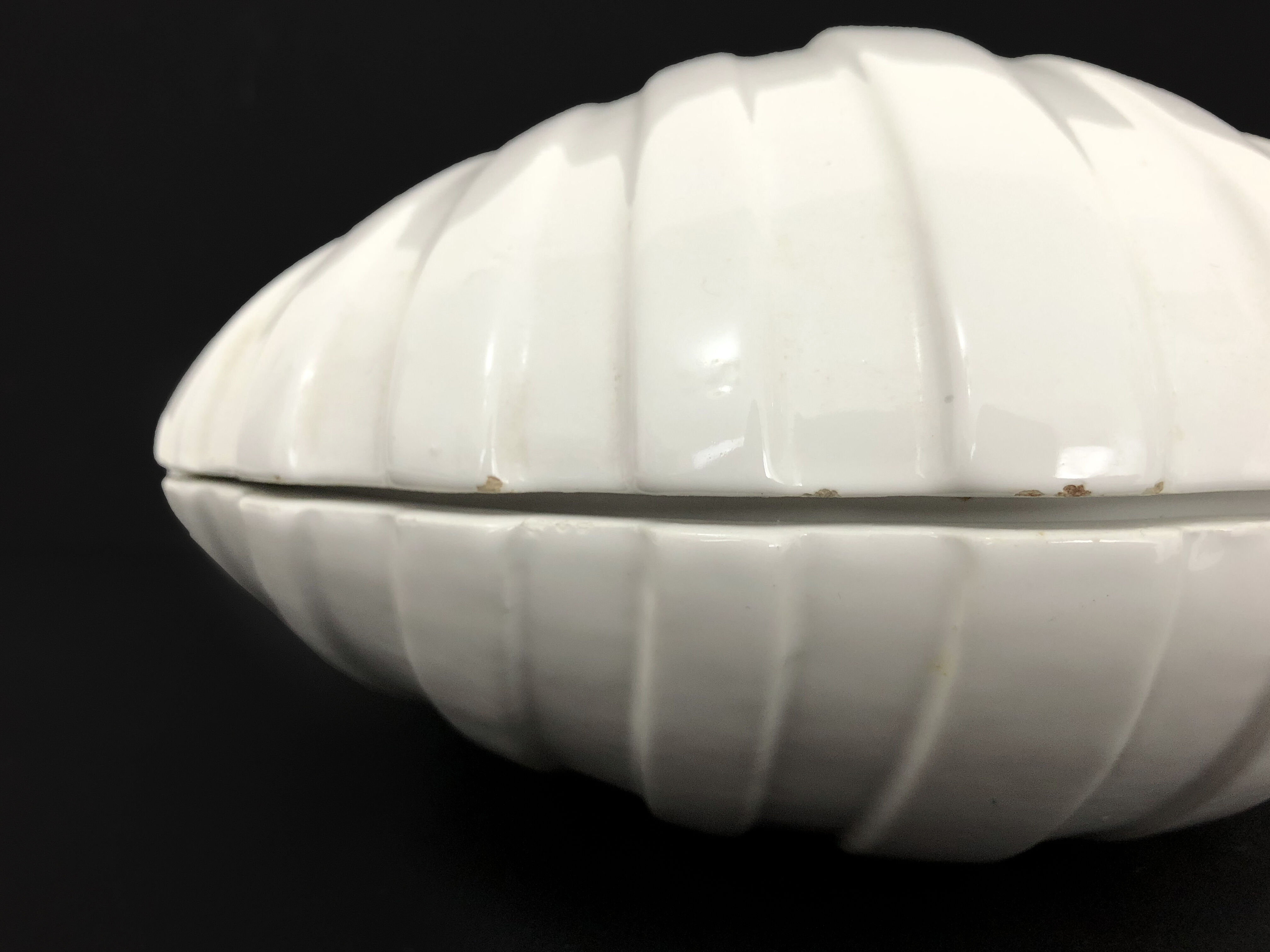 Boîte en céramique forme de coquillage par Tommaso Barbi Italie