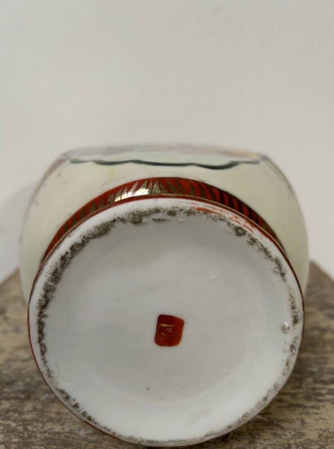 Vase japonais ancien amphore décor geisha émaillé rouge or signé