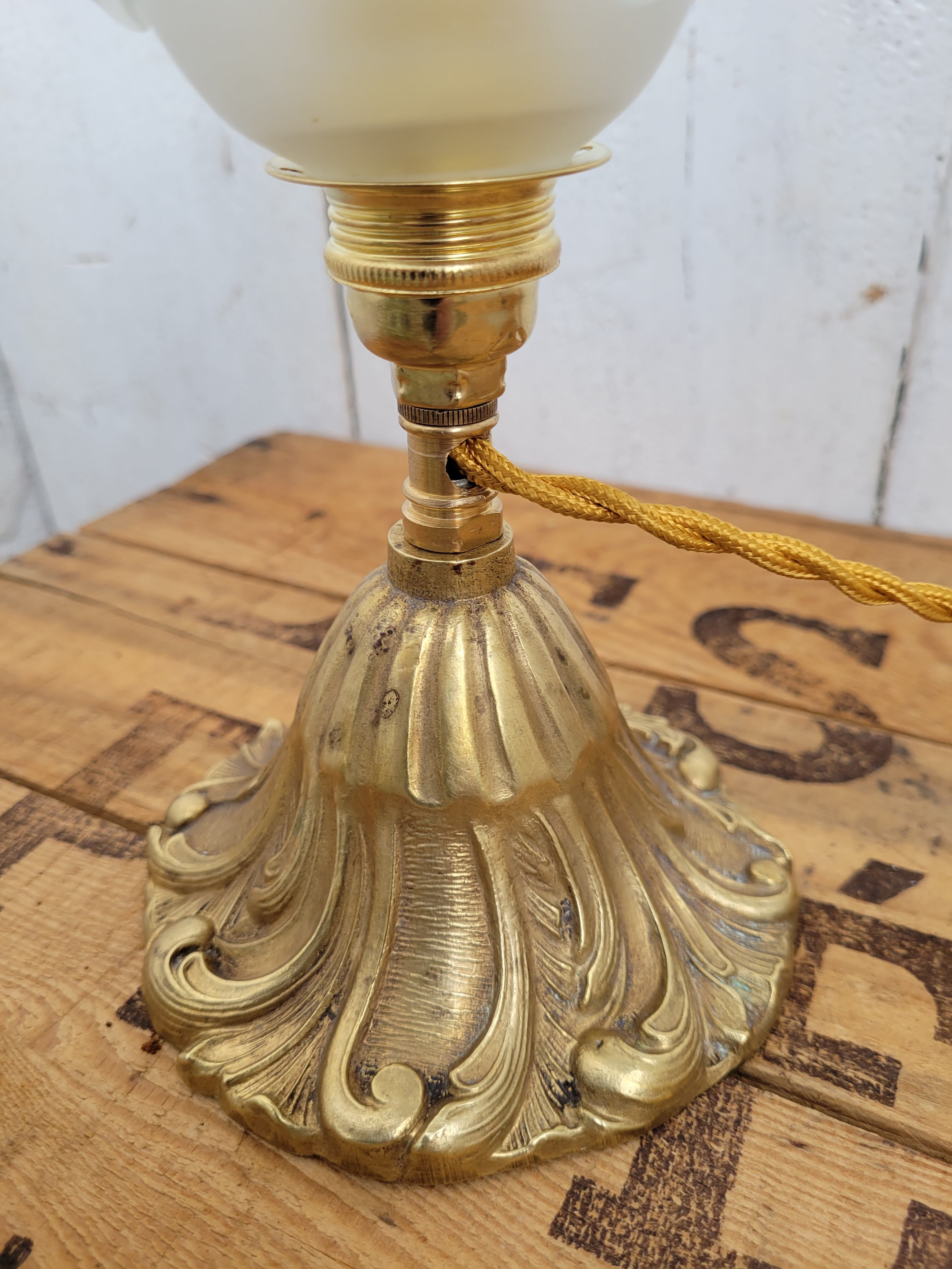 Glass flower laying lamp