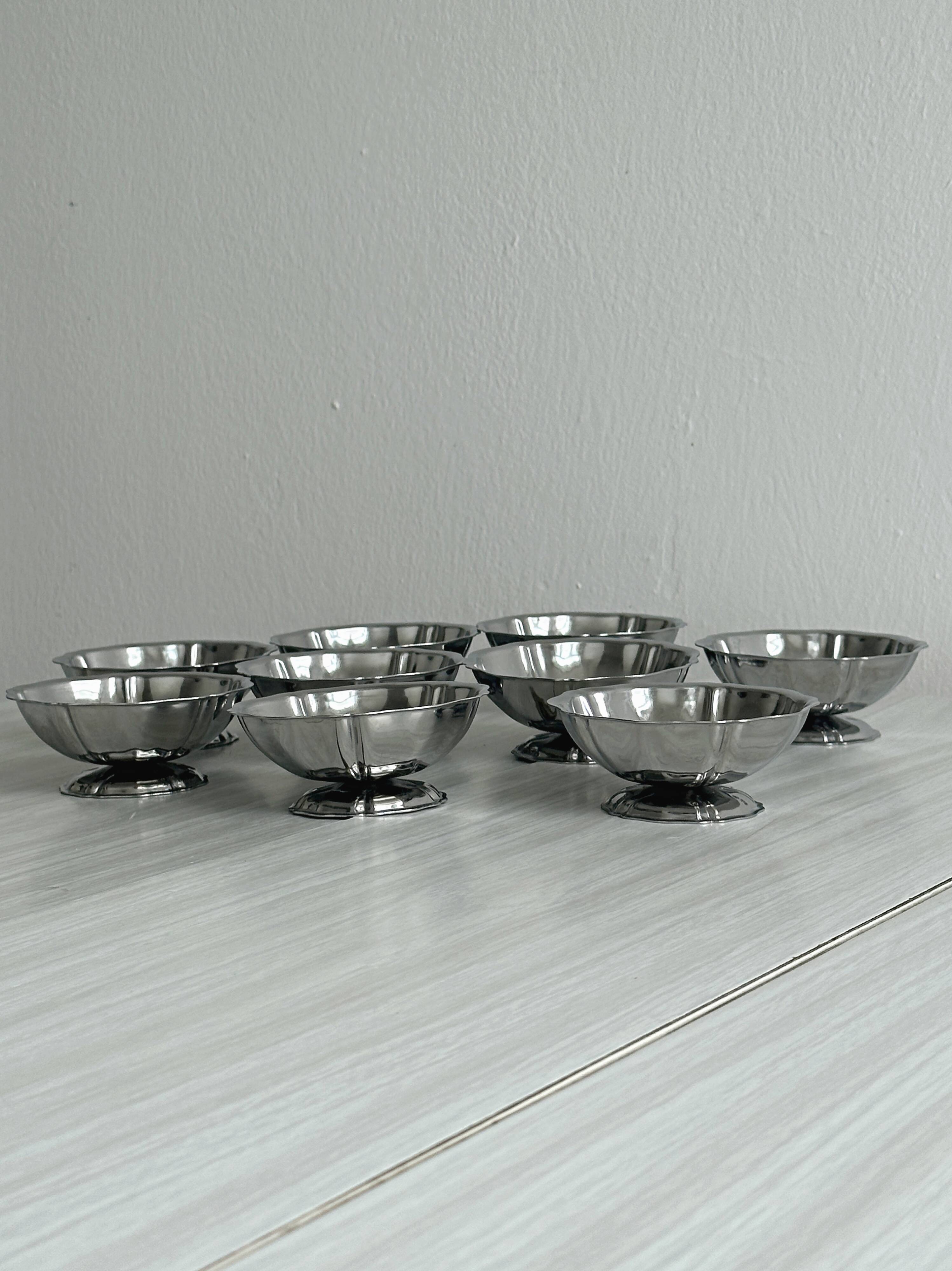 Lot de 9 coupelles basses en métal inox brillant
