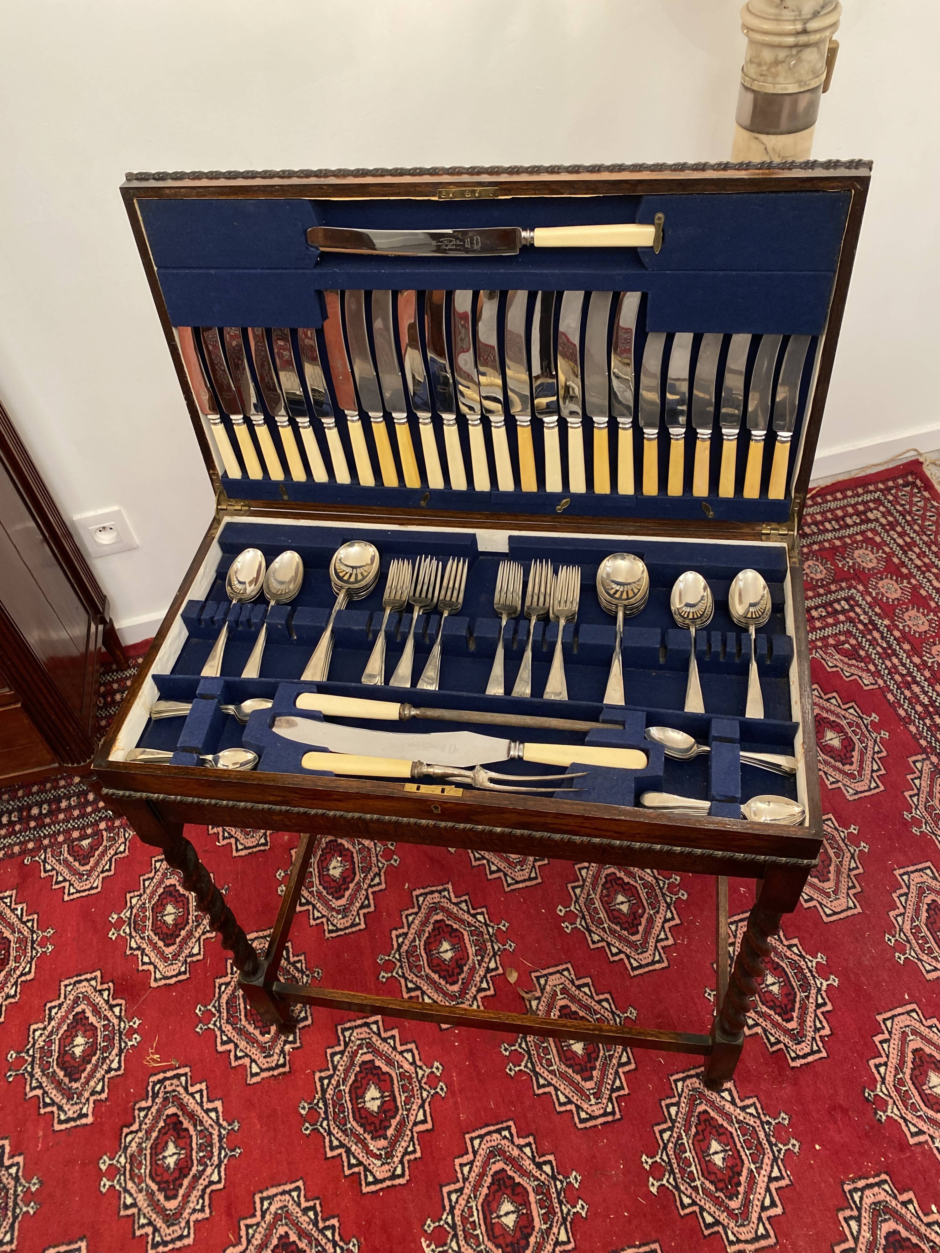 Silver furniture menagere 100 pieces Thomas Ward & Sons Sheffield late 19th