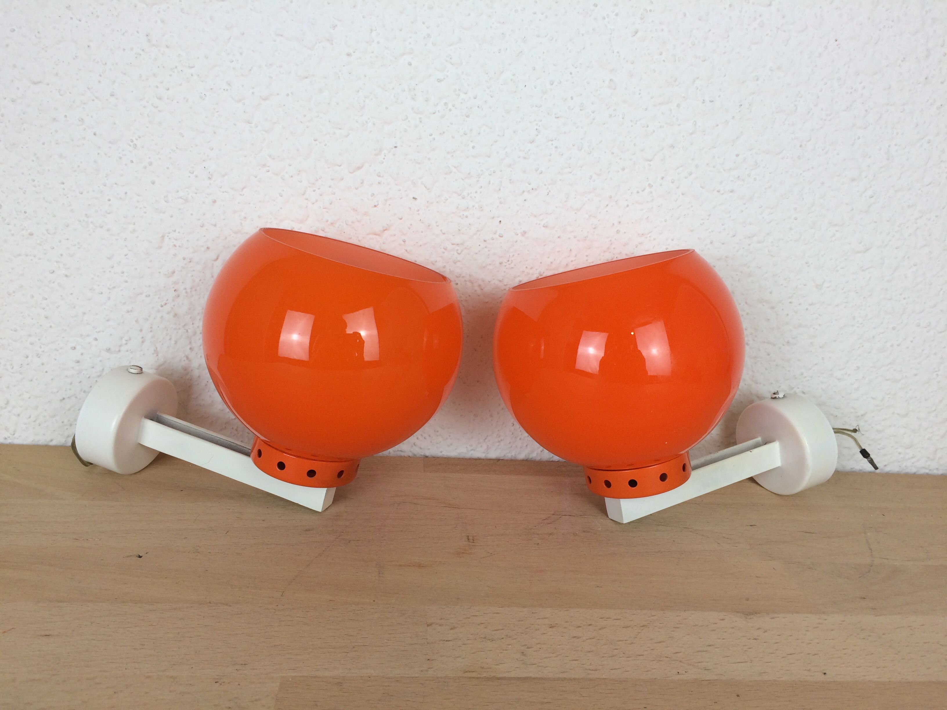 Paire d'appliques globes orange années 70
