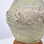 Lampe en céramique décor poisson en relief vers 1970