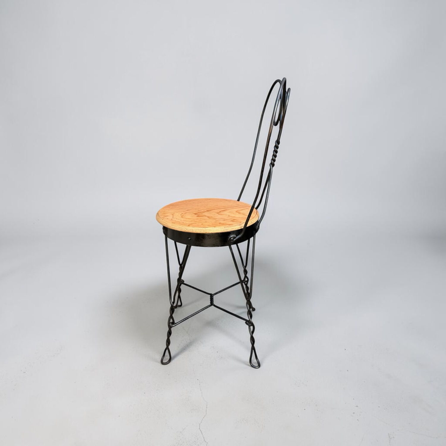 Set of 4 vintage wrought iron chairs from the 1940s.
