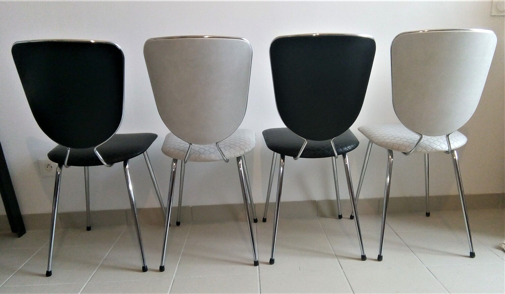 Lot de 4 chaises  soudexvinyl skai gauffré noir et blanc