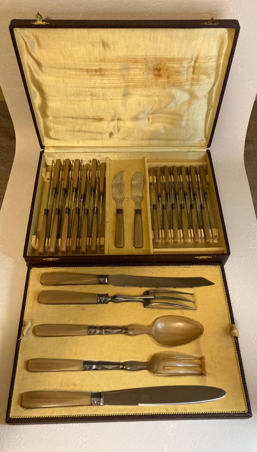 Coffret complet de couverts de table à découper, viroles Art Déco, manches bakélite, lames acier inoxydable