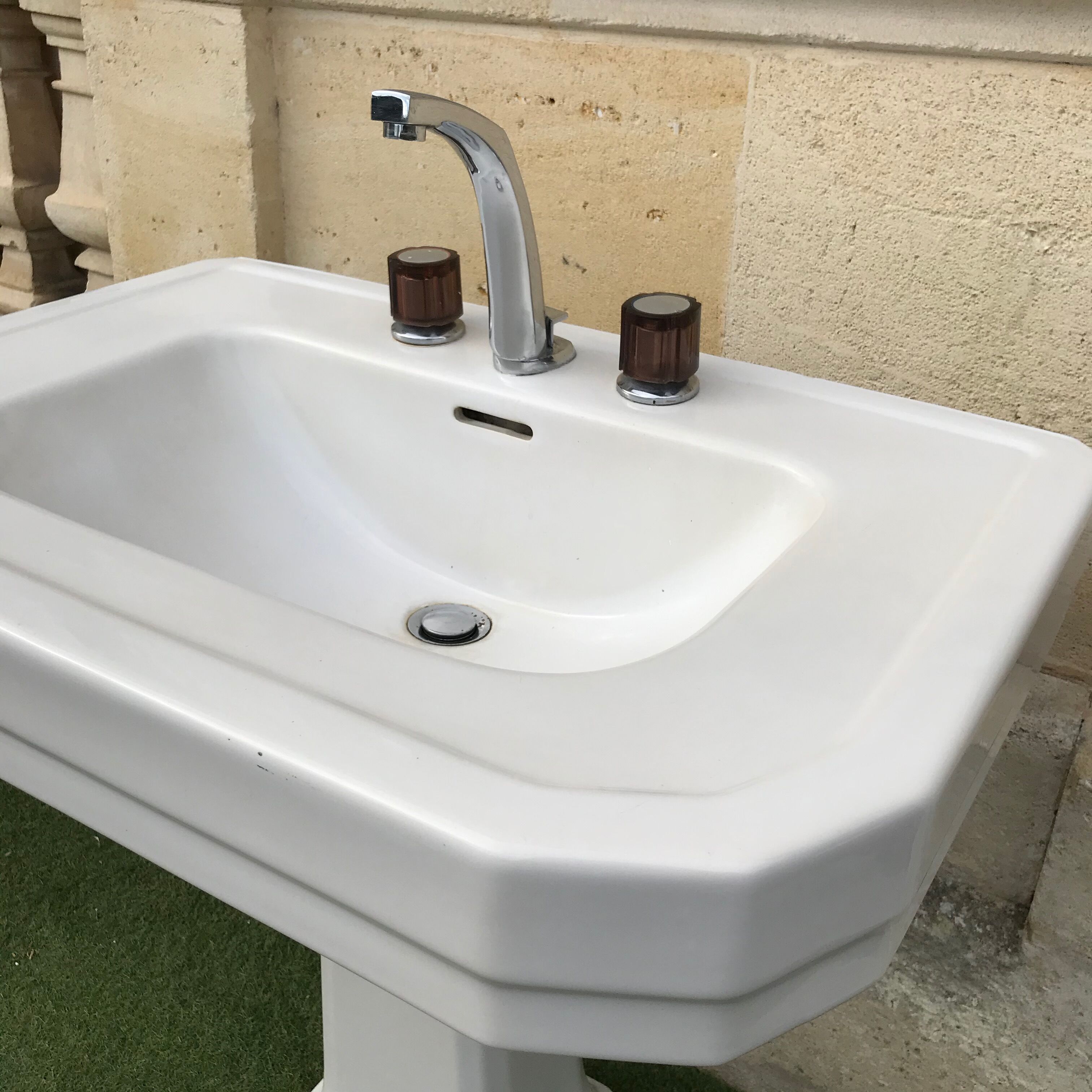 Art deco sink made of earthenware