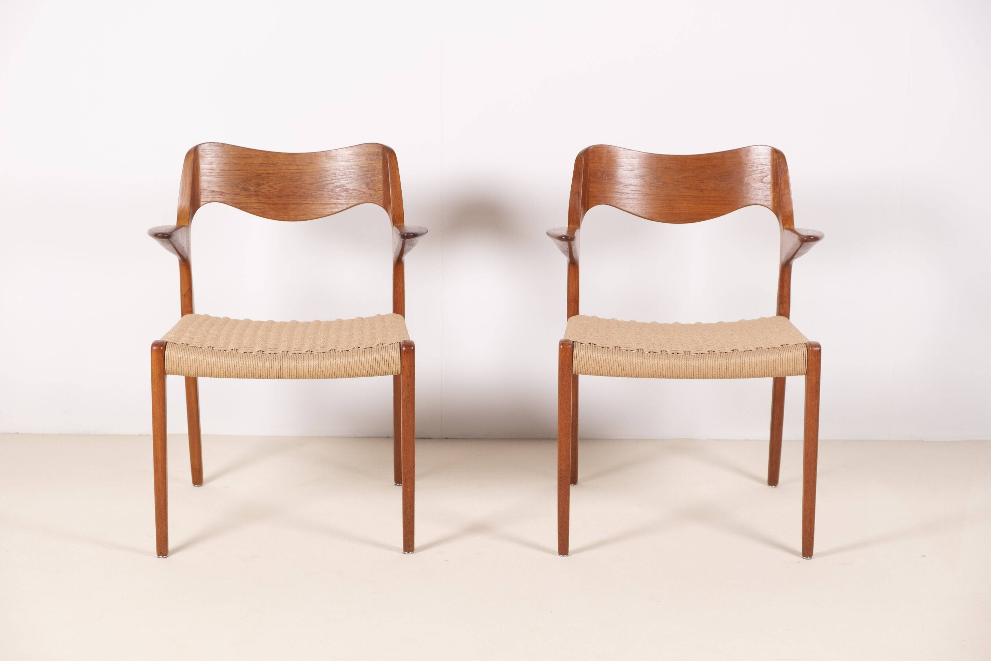 2x Niels O. Møller Modèle 55 en teck, années 1950, Danemark