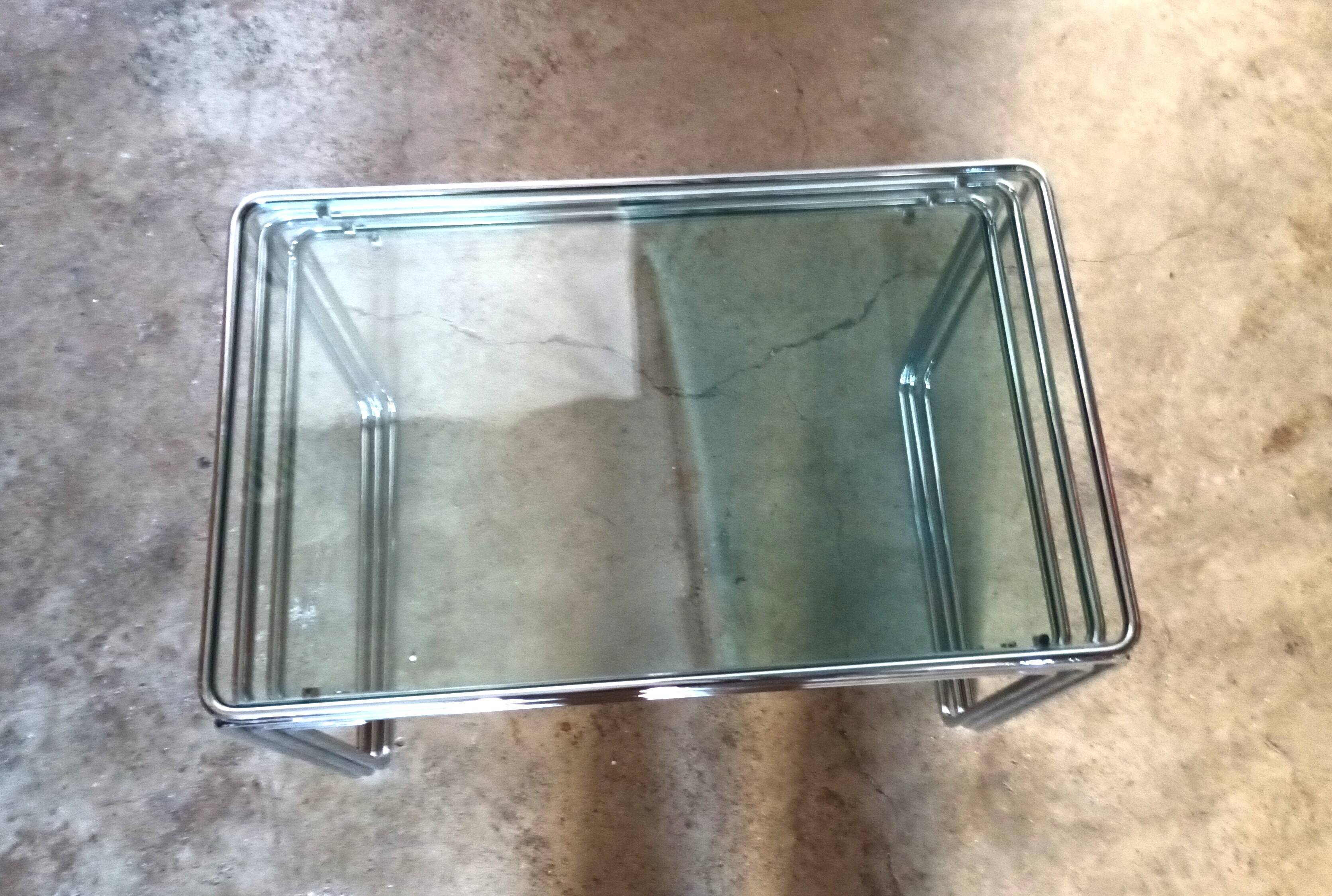 3 nesting tables in chrome metal and glass, 1970s.