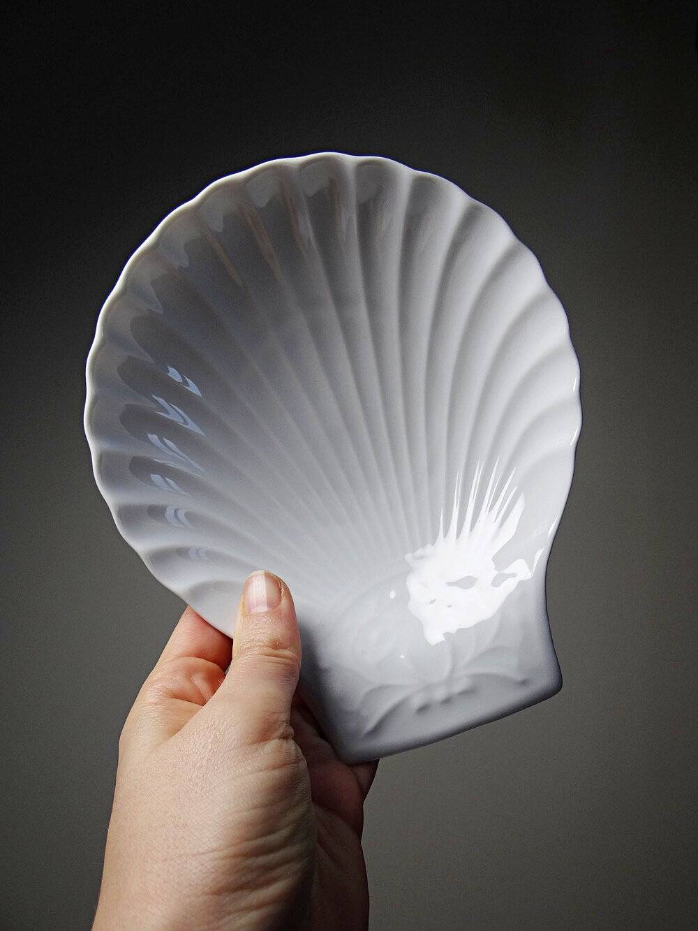 Set of 6 shell-shaped bowls in Limoges porcelain by Philippe Deshoulières.