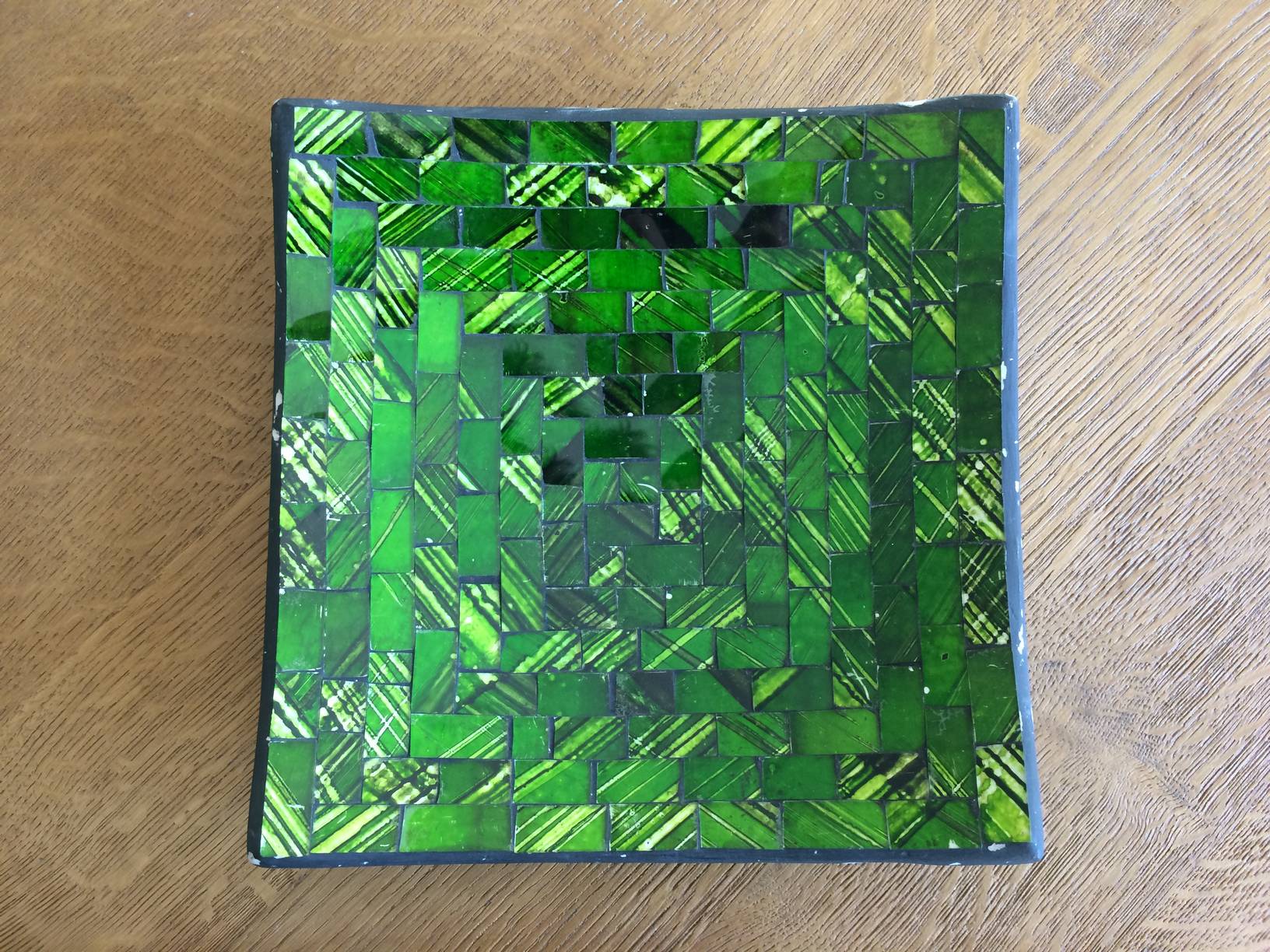 Flat/empty green mosaic Pocket