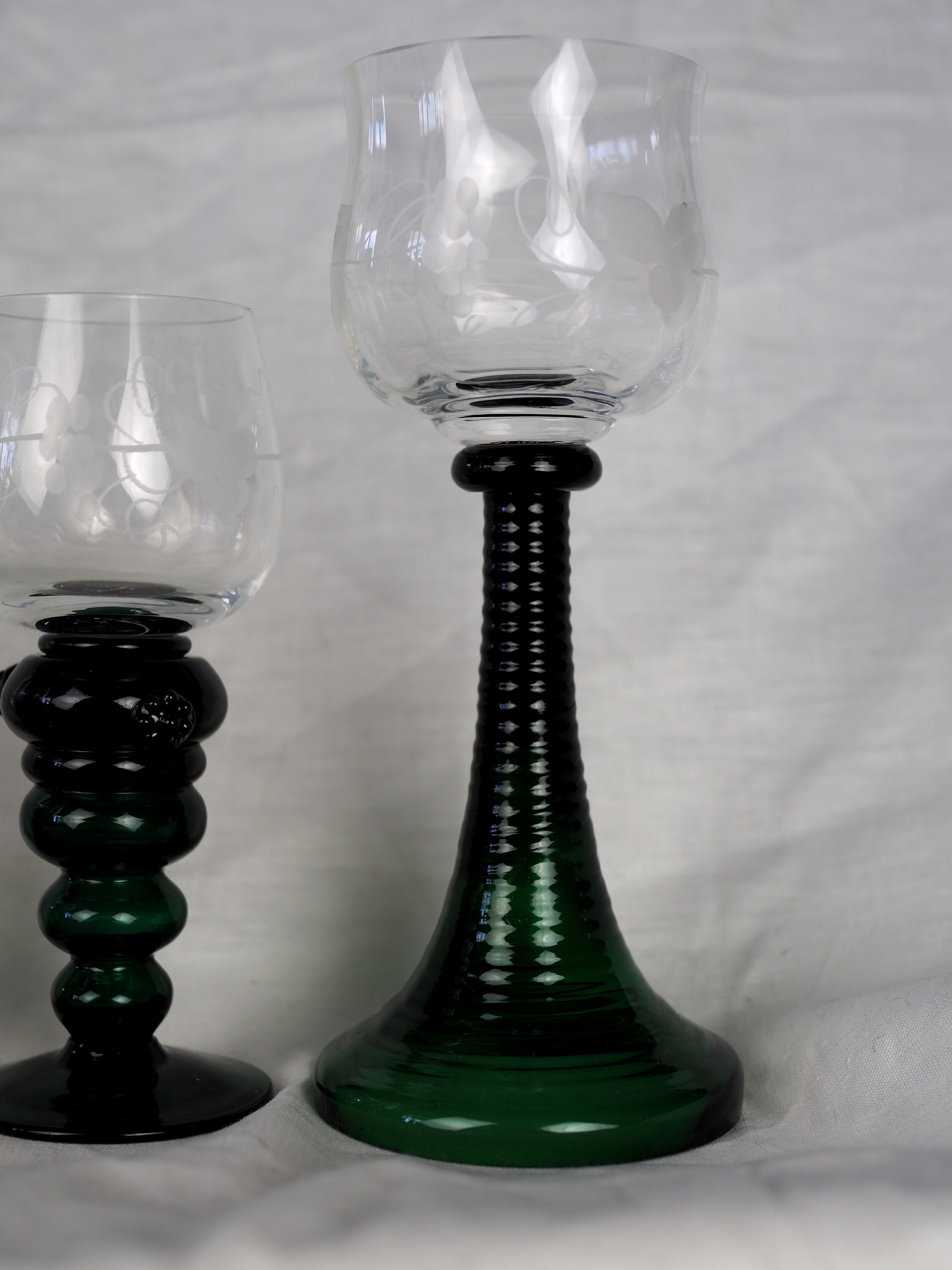 Set of 5 green römer glasses engraved with vine pattern - Bavarian crystal - 70s / 80s