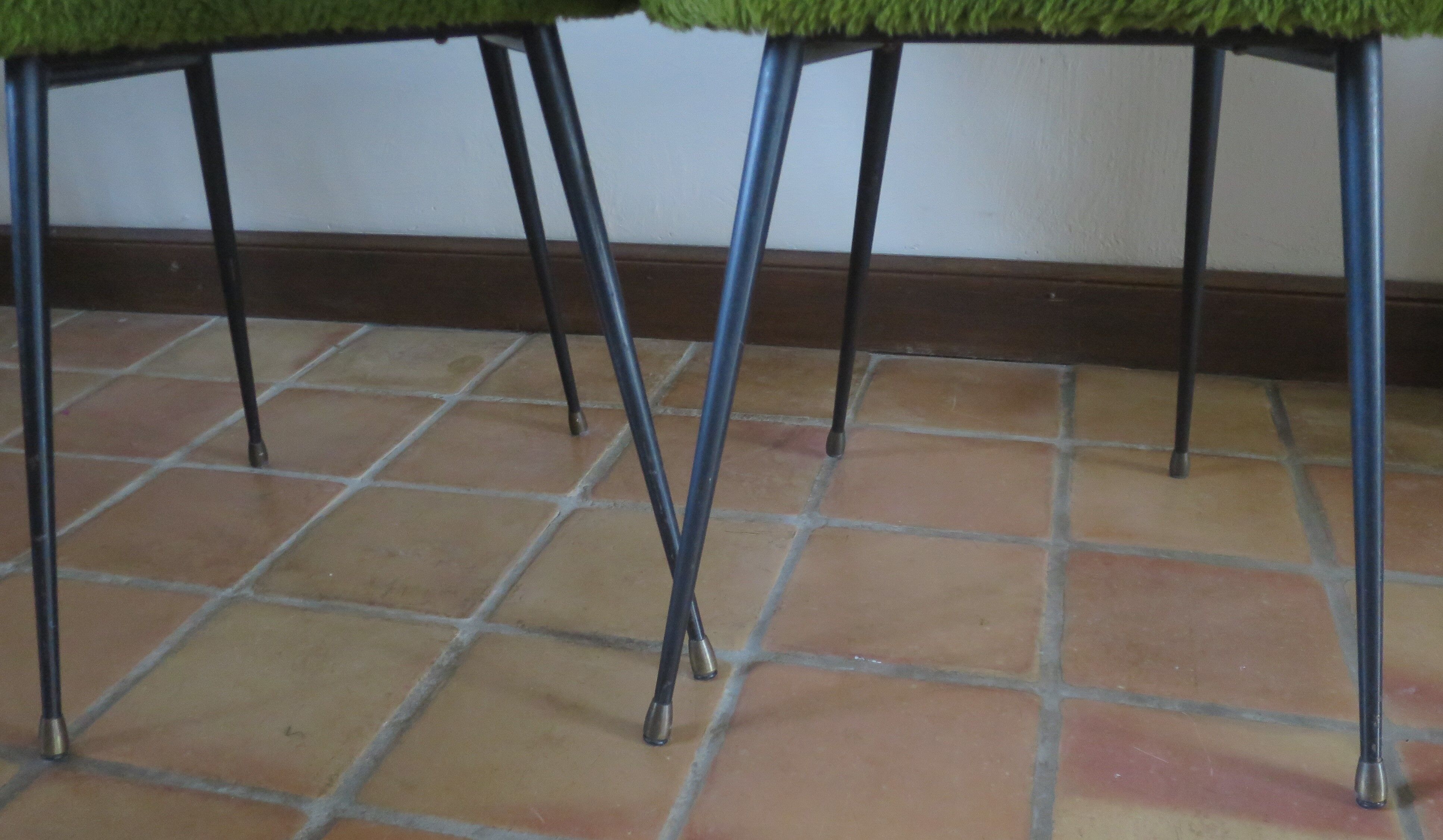 Pair of chairs tonneau moumoute green feet metal compass
