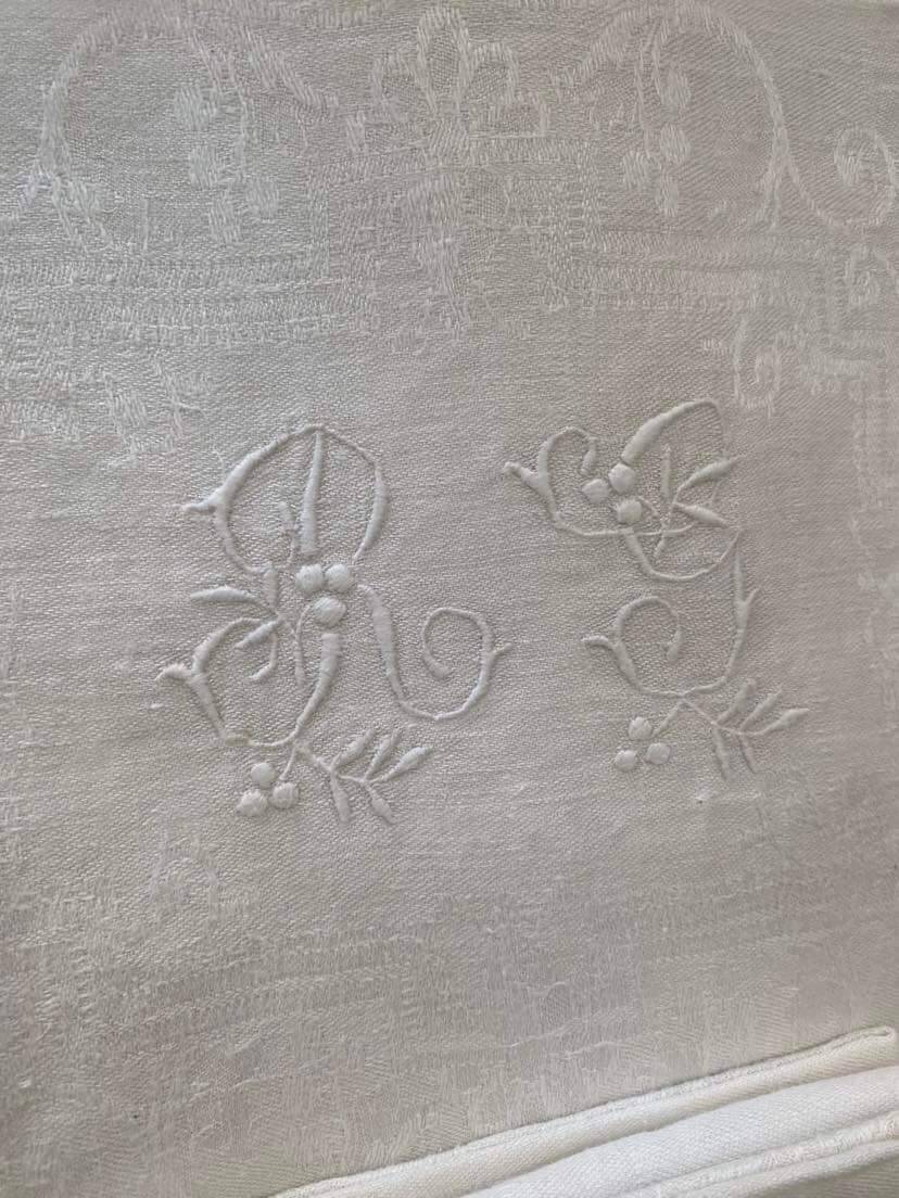 12 napkins in linen damask embroidered RG late 19th century.