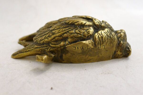 Petite sculpture presse-papier Oiseau mort en bronze / laiton doré