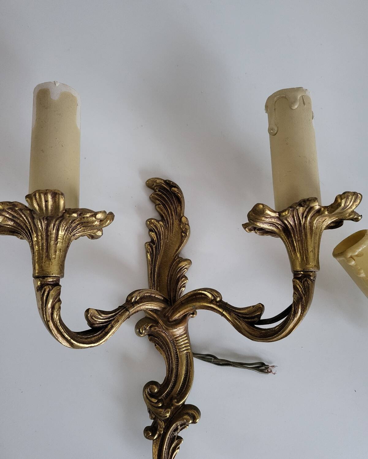 Ancienne paire d'appliques en métal doré style Louis XV - 2 lumières