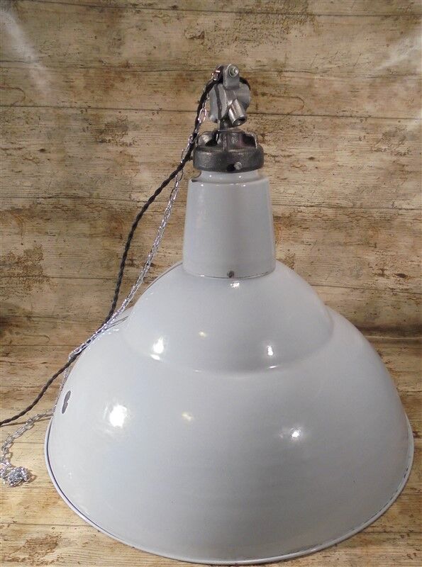 Enamelled sheet metal pendant light