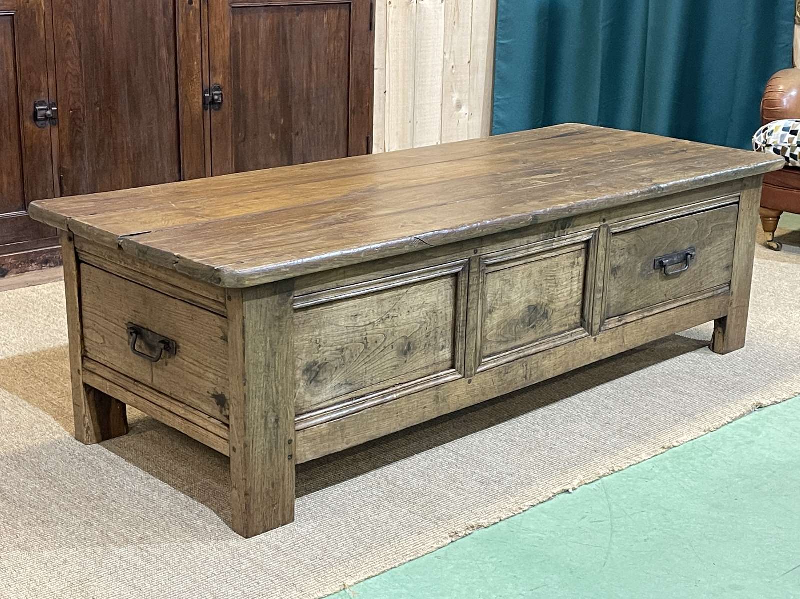 Table basse en châtaignier du XIXème à 3 tiroirs