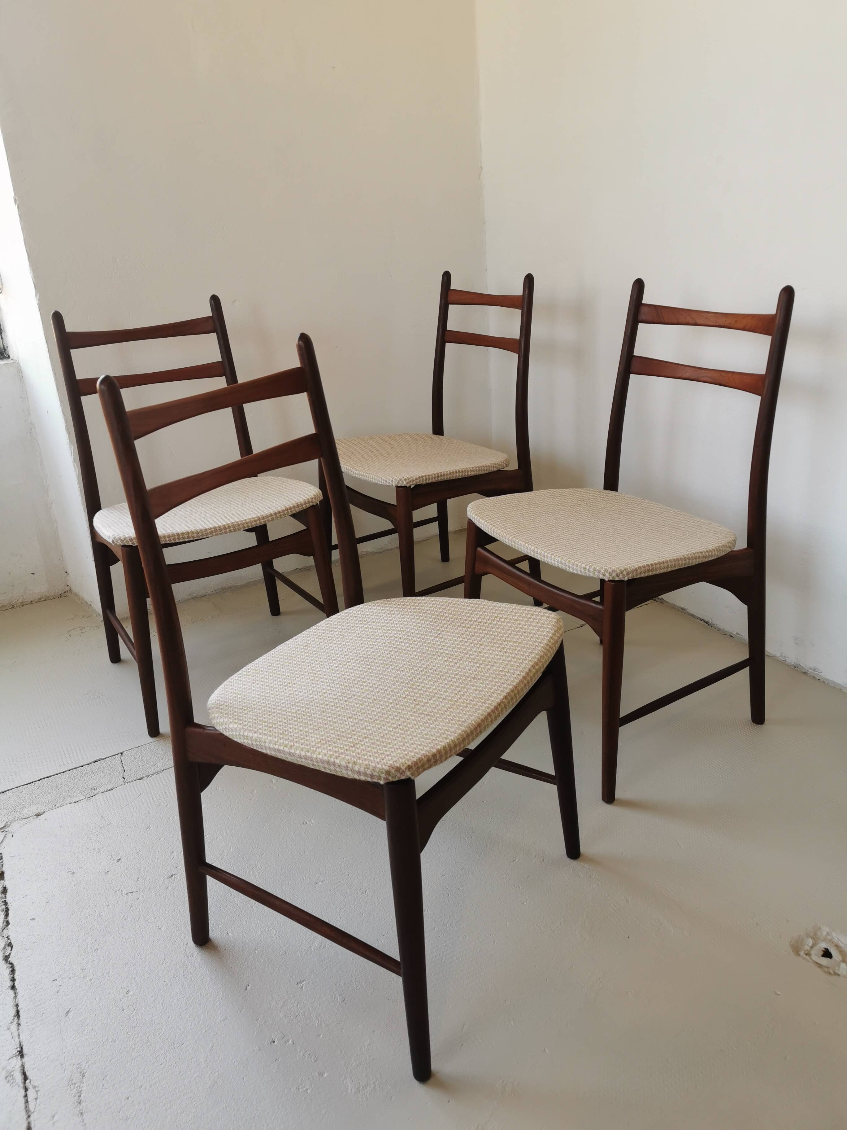 Set of 4 Scandinavian chairs no