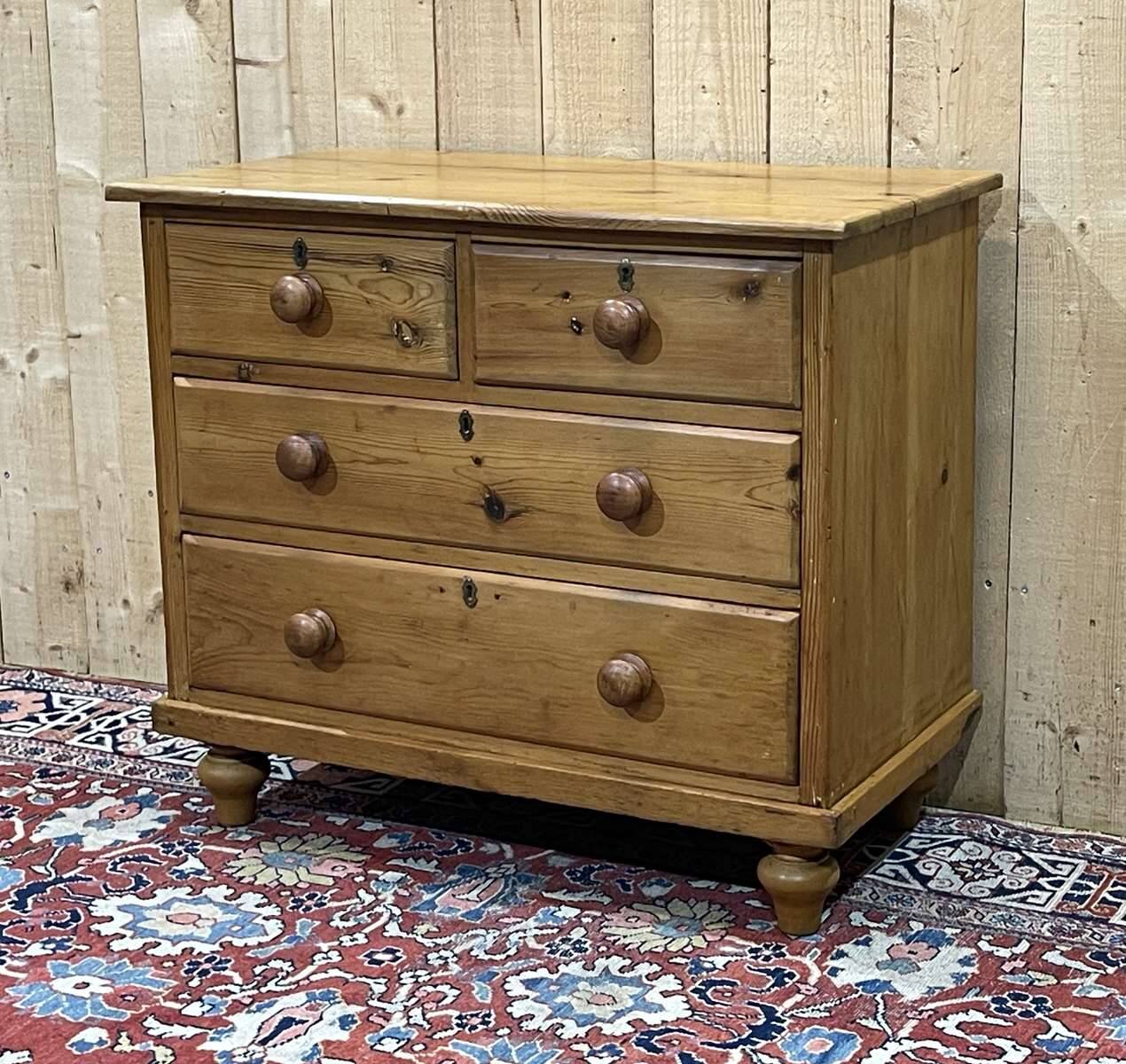 English chest of drawers from the end of the 19th century in fir