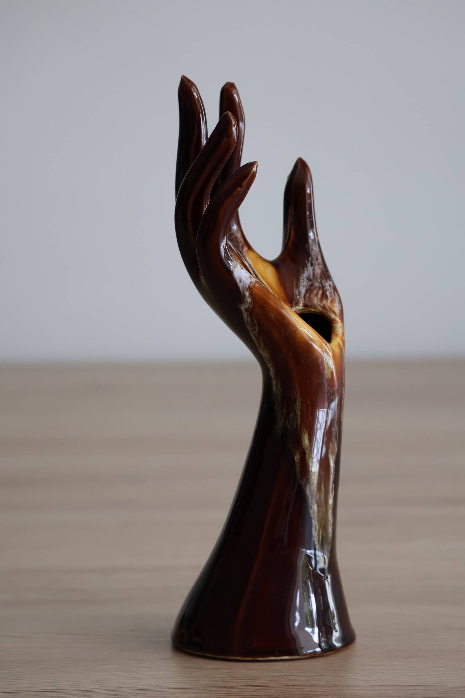 Main baguier ou vase soliflore années 70 en céramique émaillée