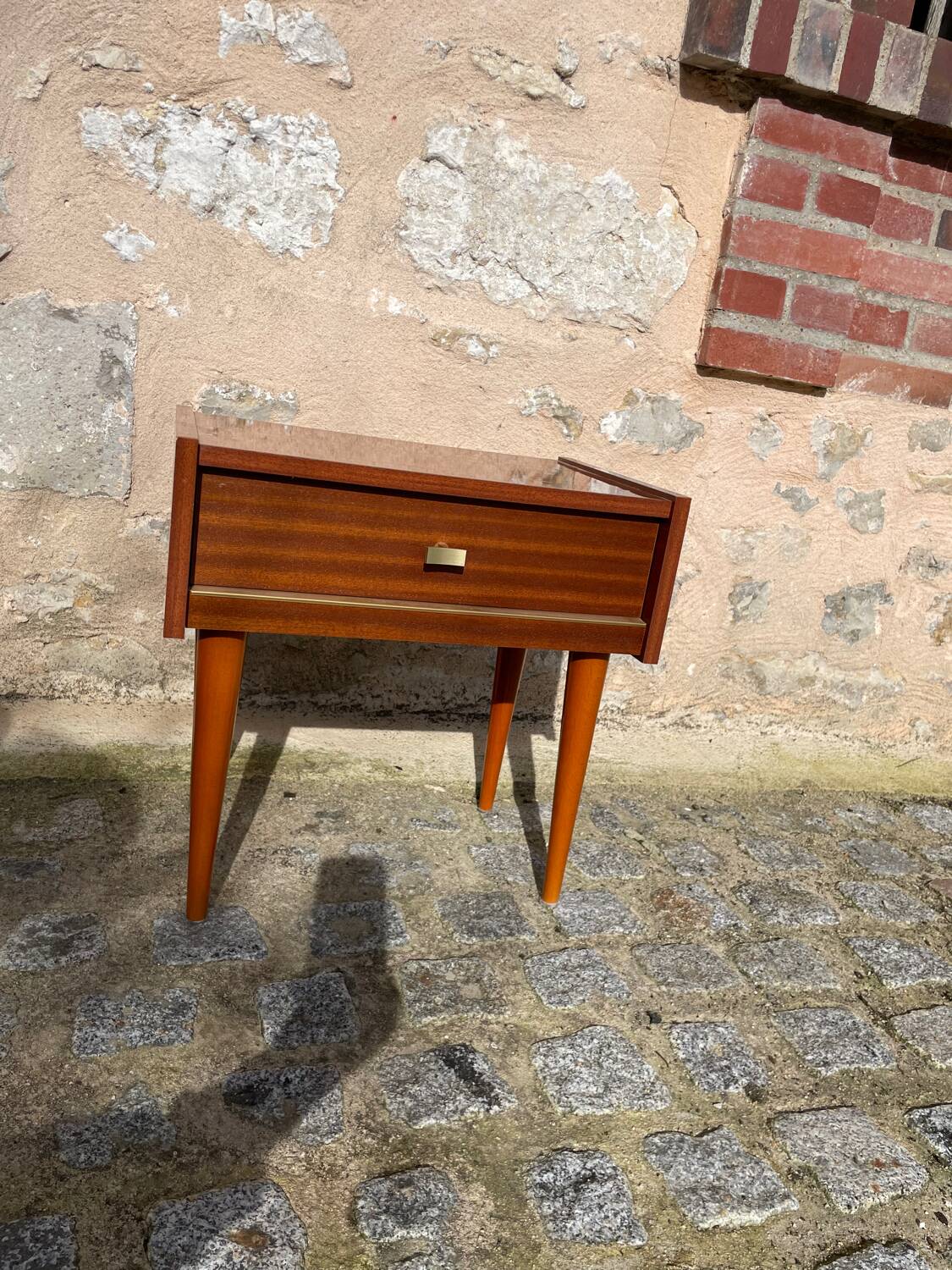 Table de nuit en bois et métal doré