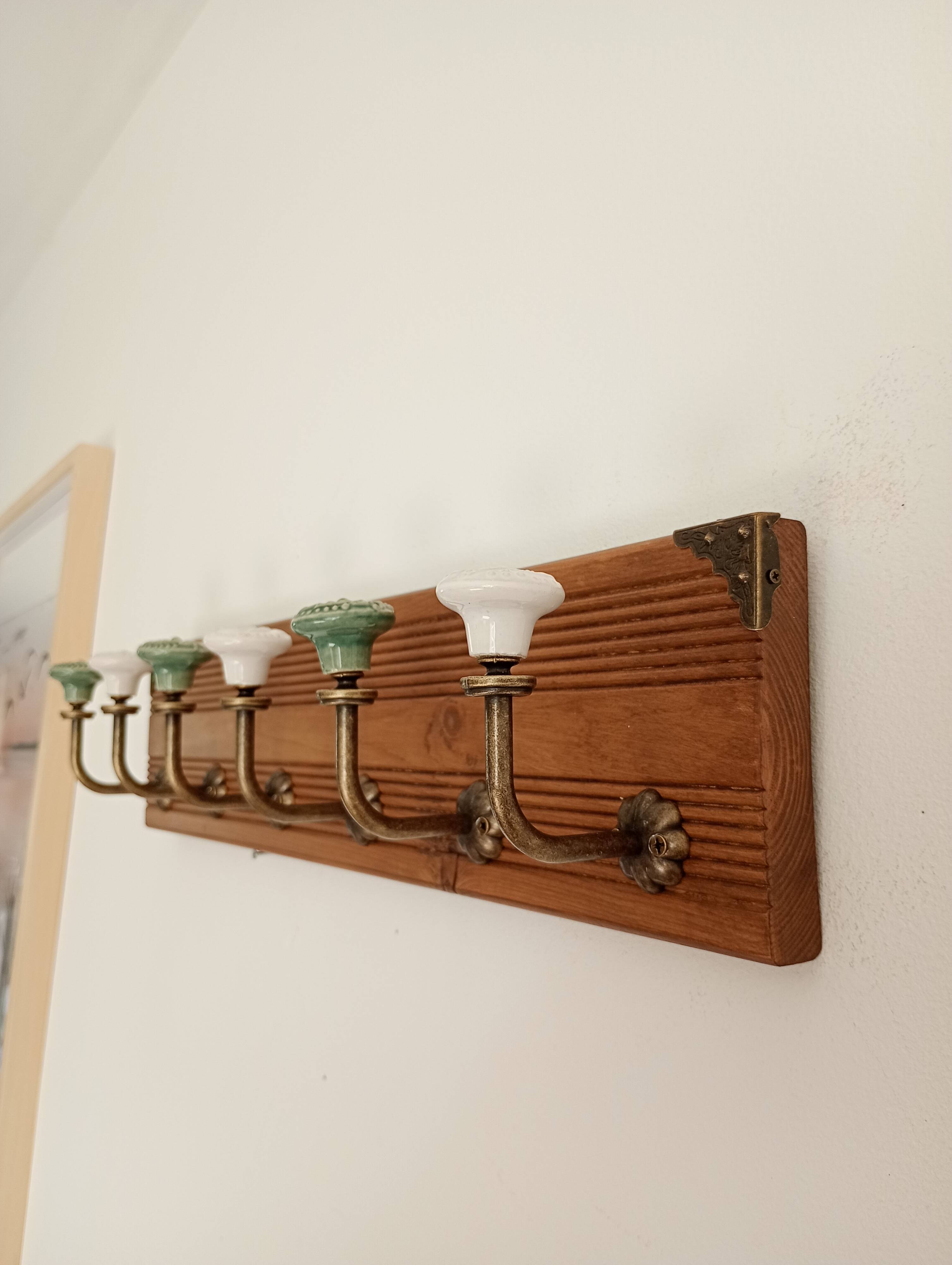 Vintage wall coat rack with 6 ceramic hooks – grooved wood 60 cm