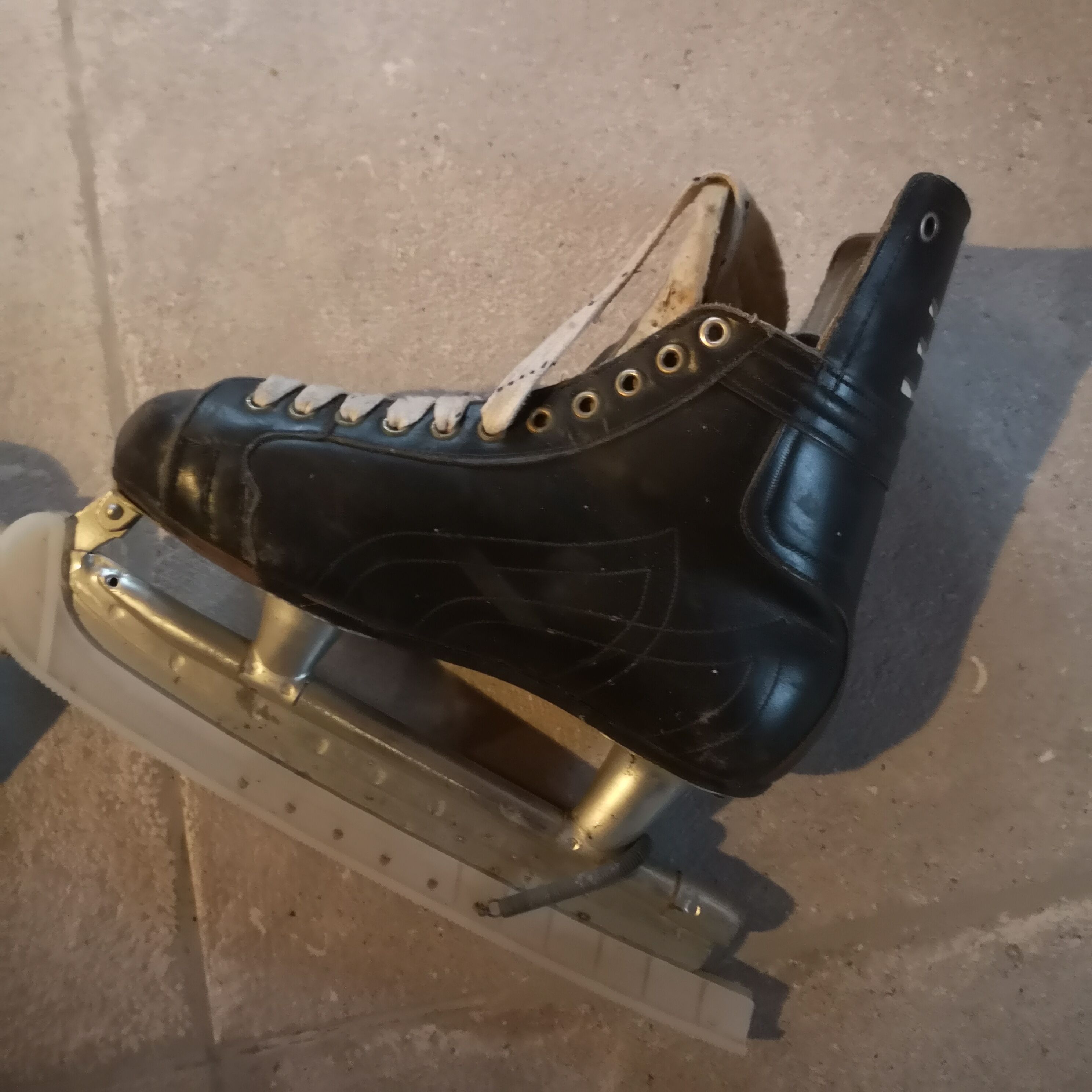 Retro ice skate