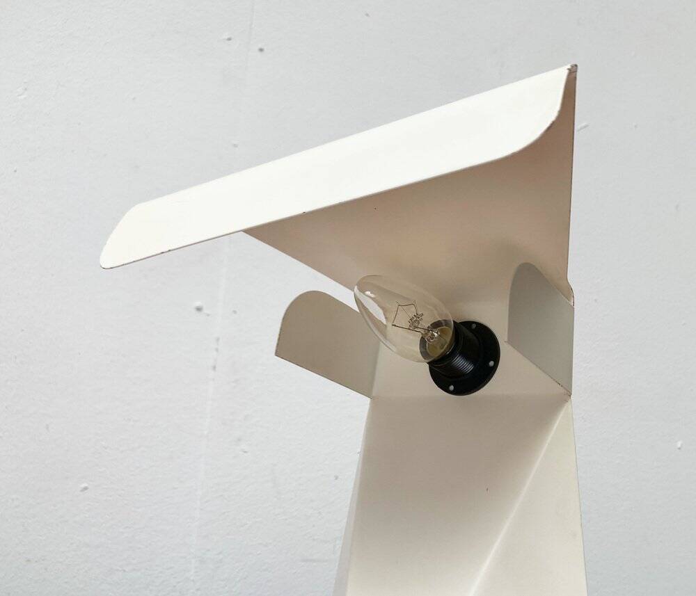Lampe de table minimaliste en tole de l'ère spatiale italienne des années 60 par G. Grego.
