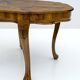 Table basse en noyer italien de style baroque du XXe siècle