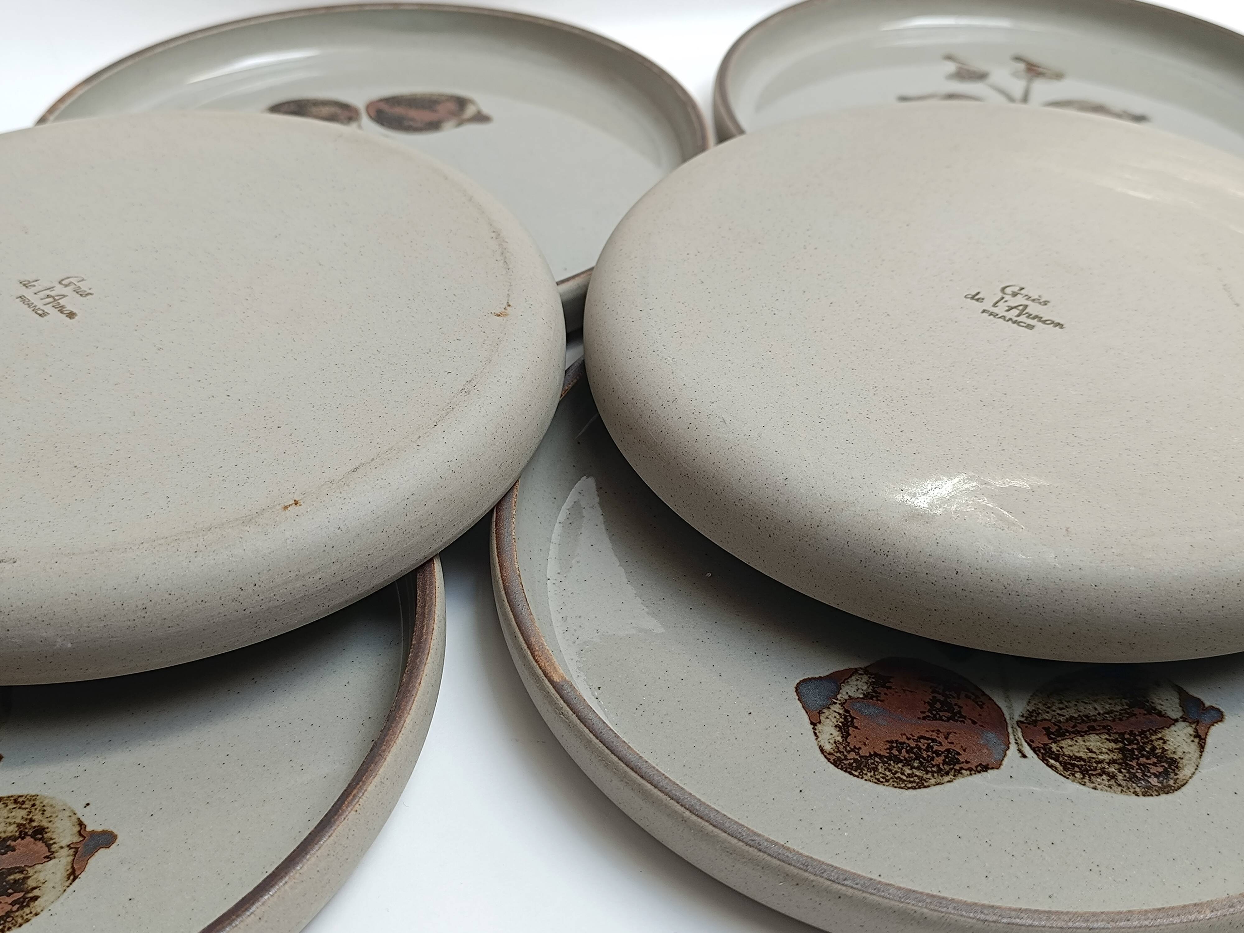 Flat plates made of Arnon stoneware