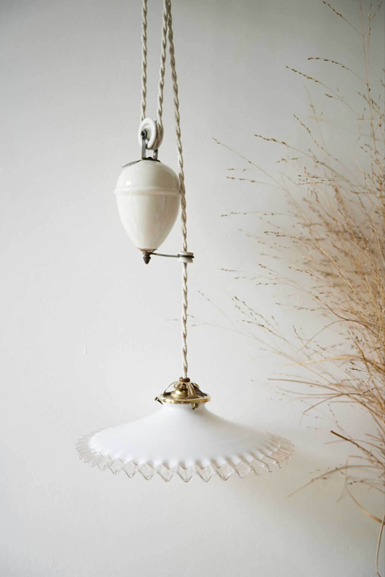 Opaline suspension, adjustable height.