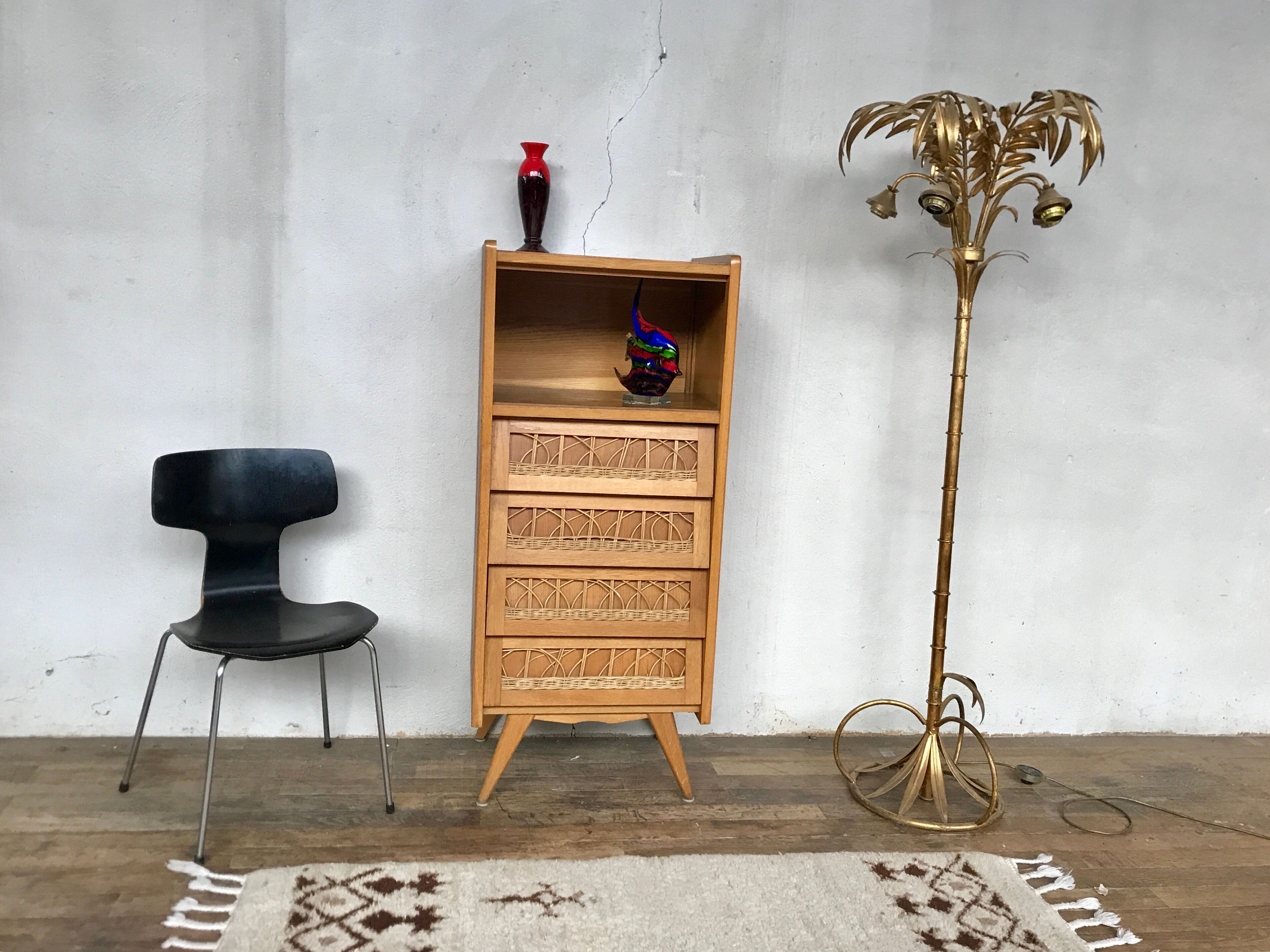 1950-foot compact dresser