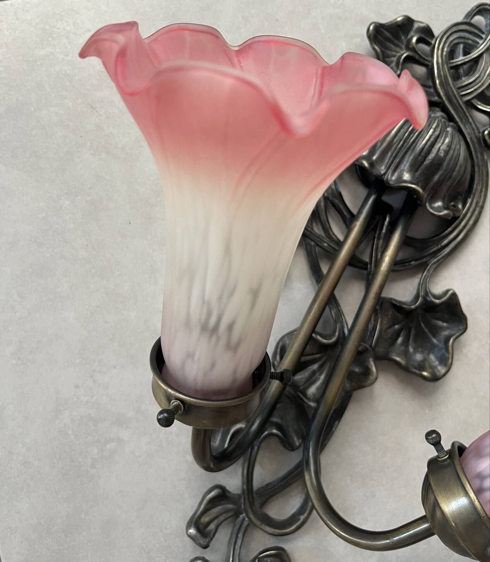 Apply 2 pink tulip Art Nouveau wall lights.