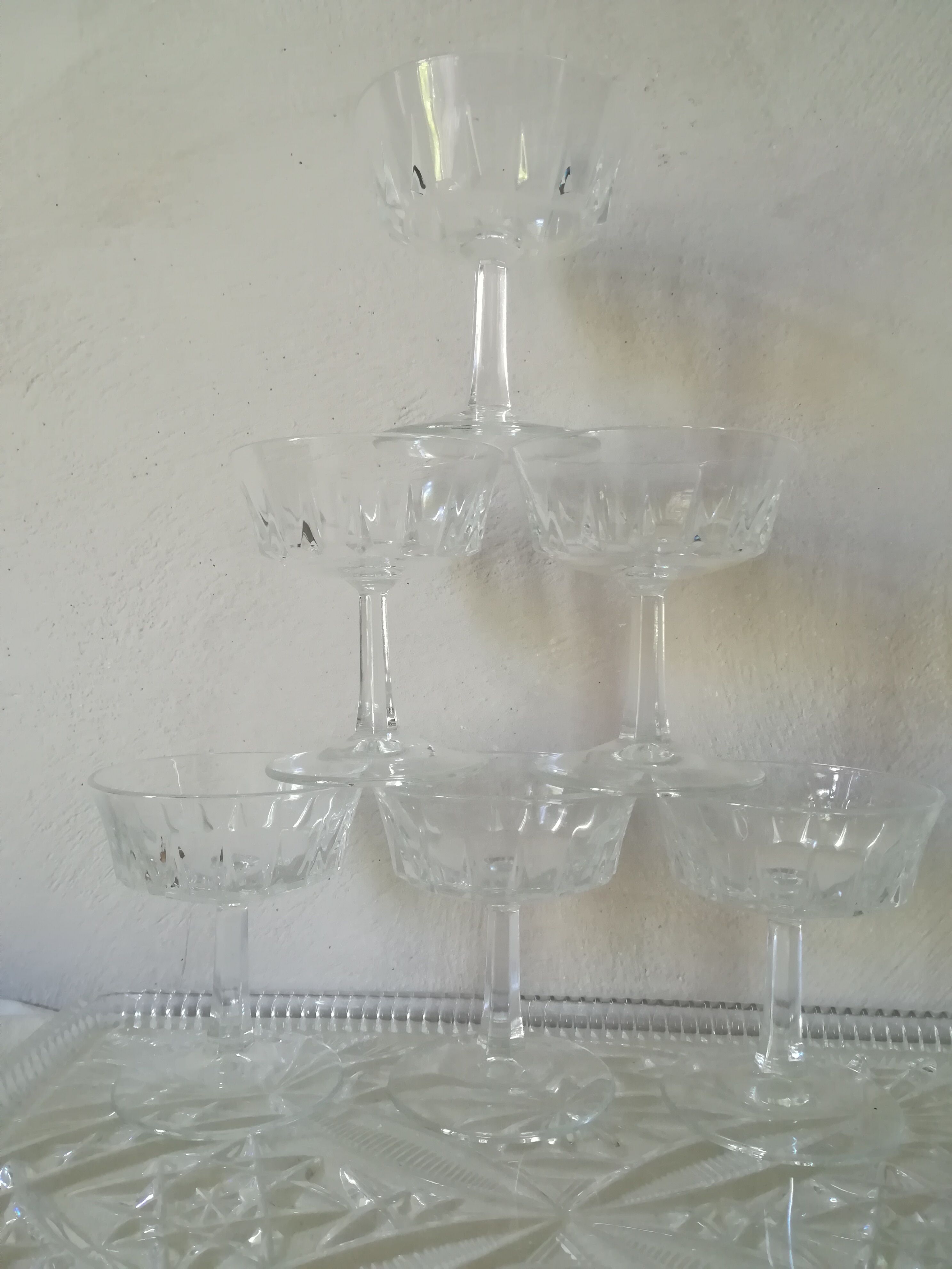 6 champagne glasses on set