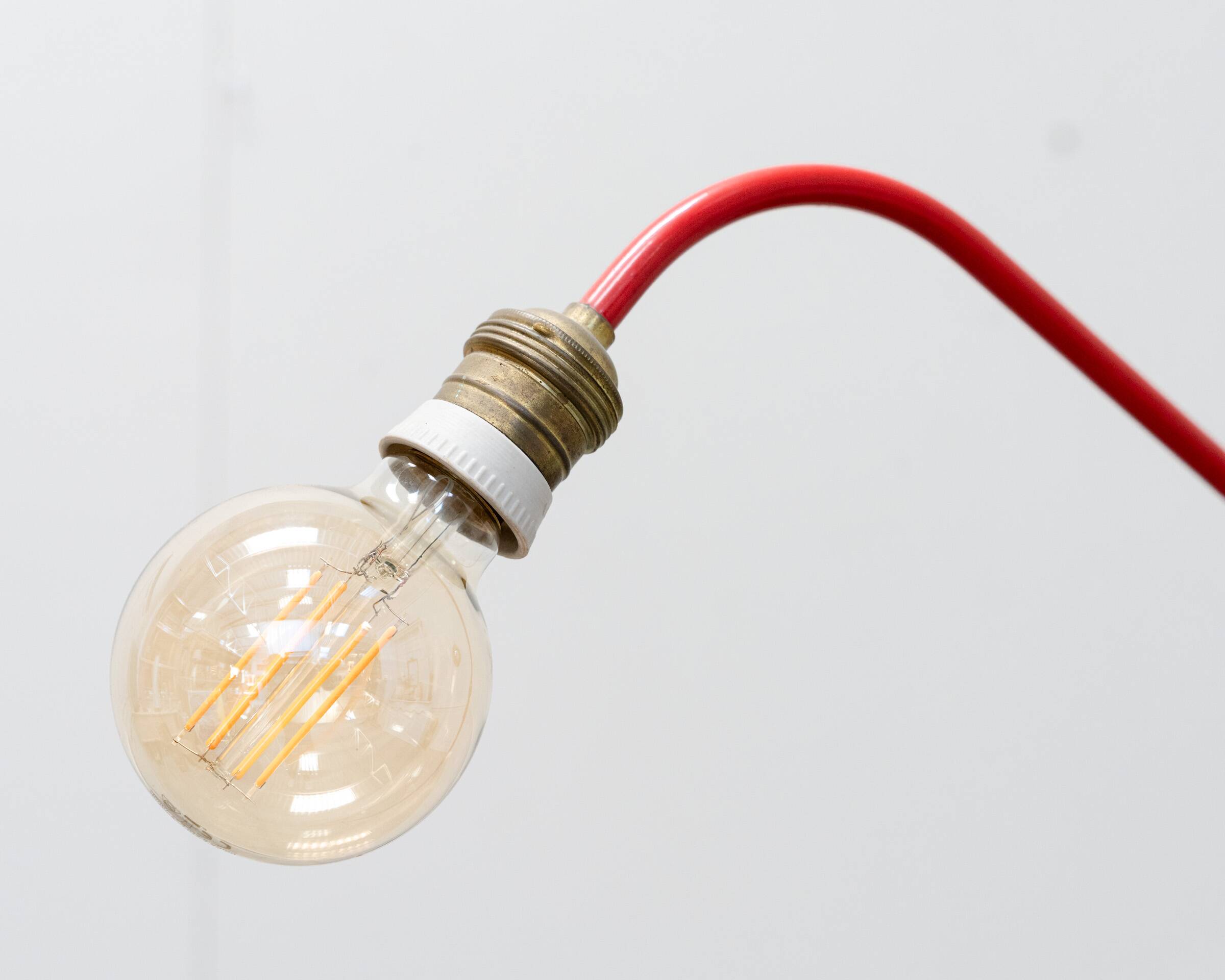 Lampe vintage tripode rouge, axe sur rotule 1950