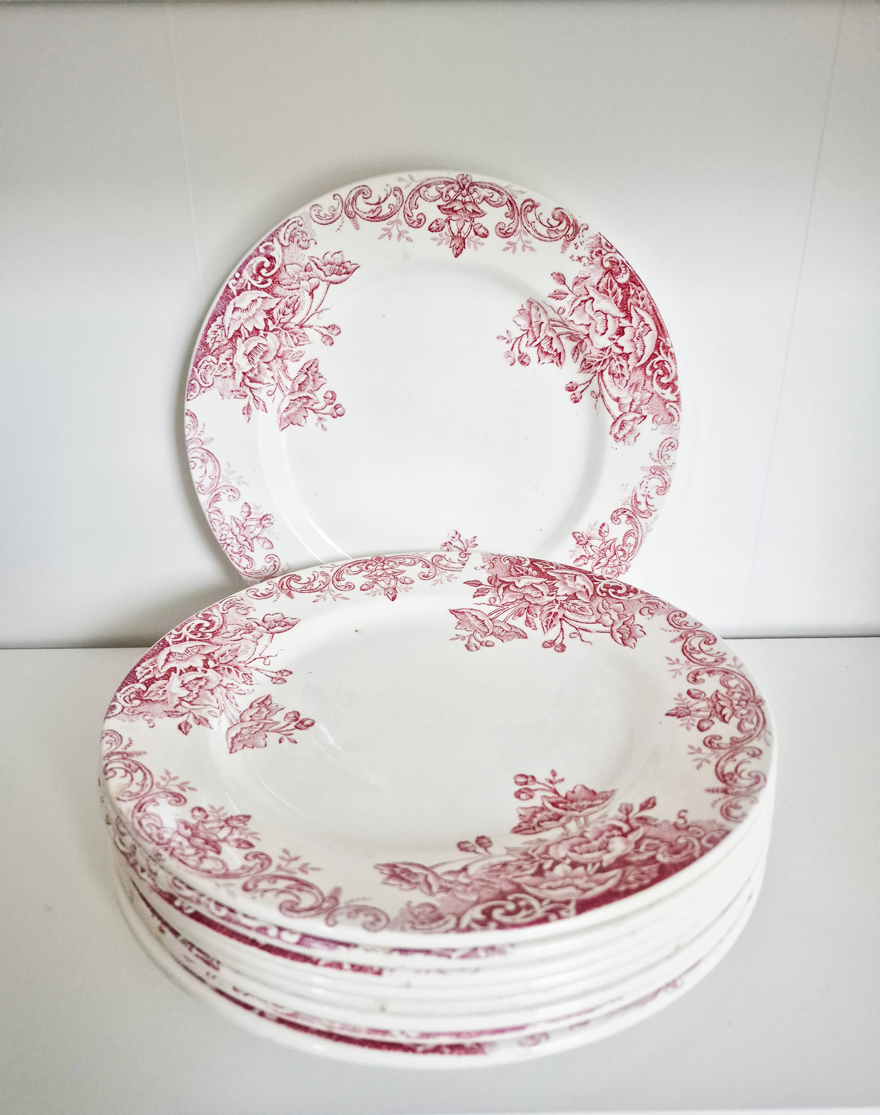 Flat plates made of ironstone LG (Léon Grave 1890/1913), Bouto model.