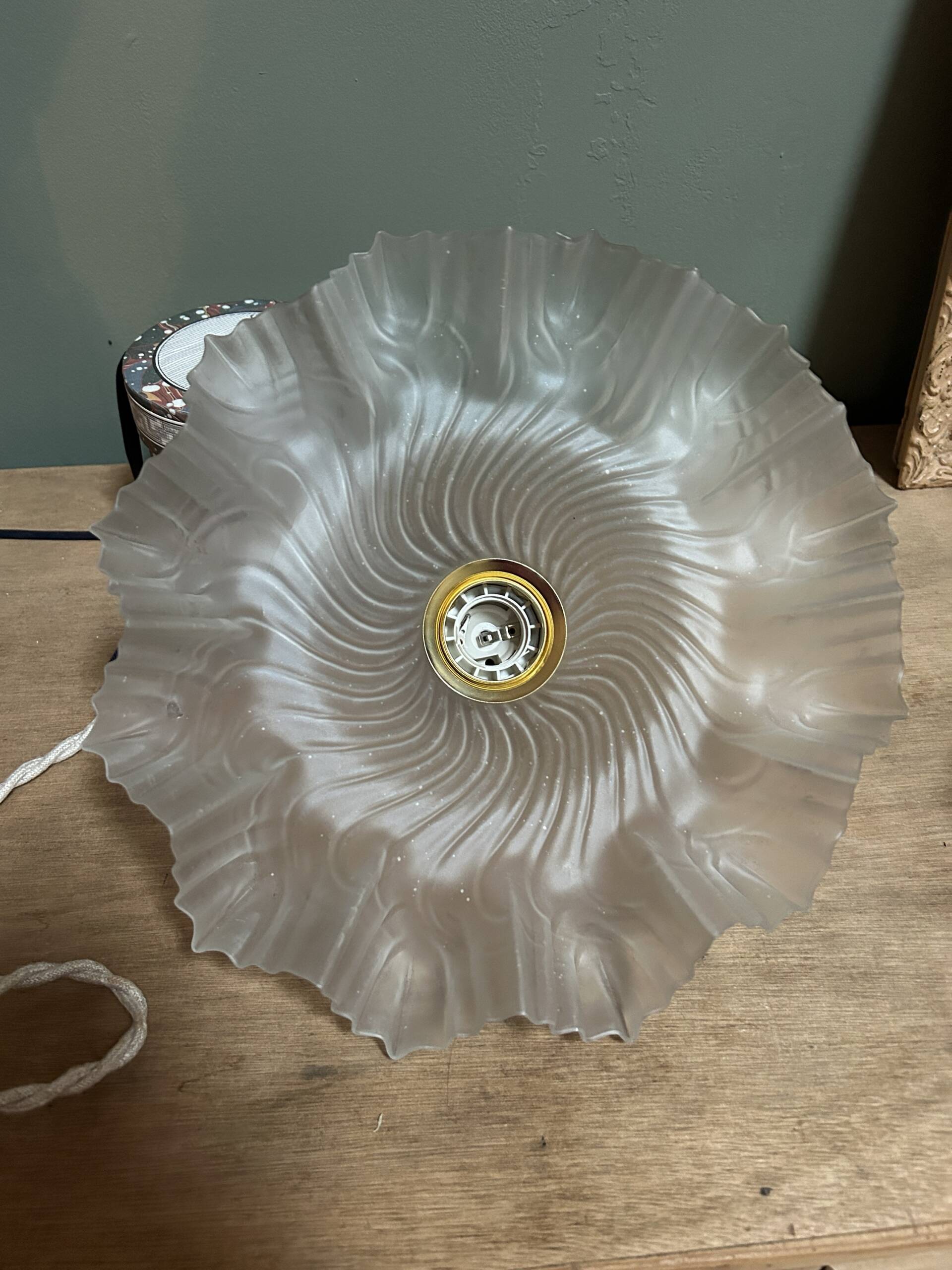 Suspension in transparent opaline
