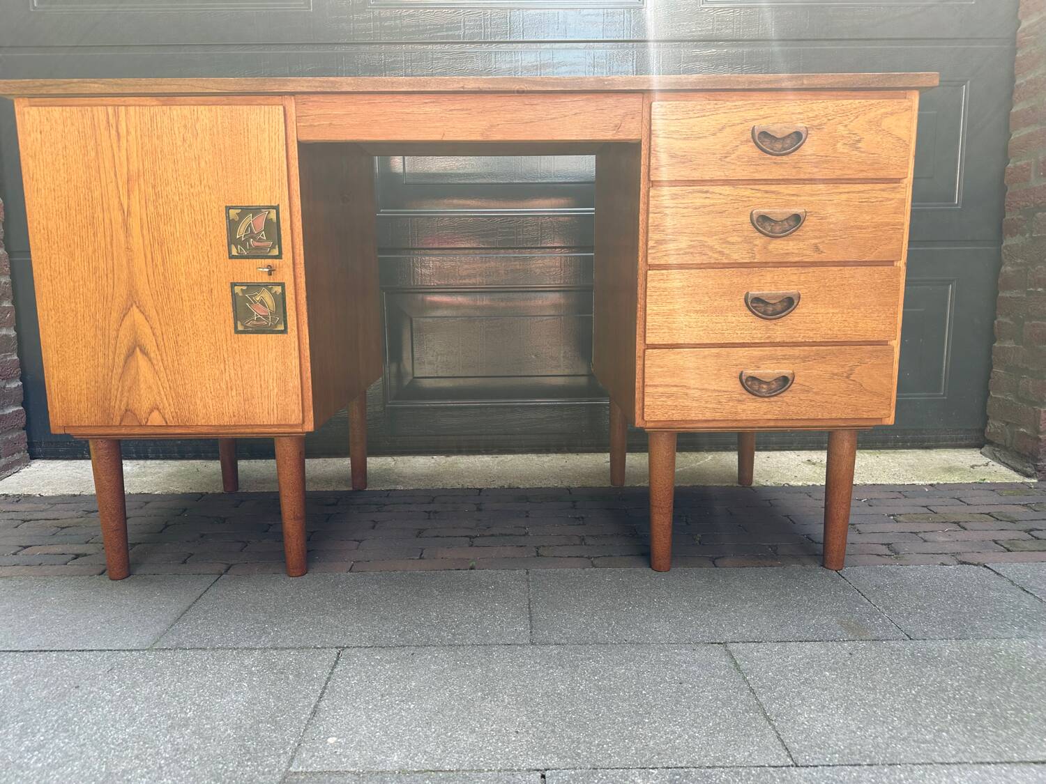 Louis van Teeffelen desk