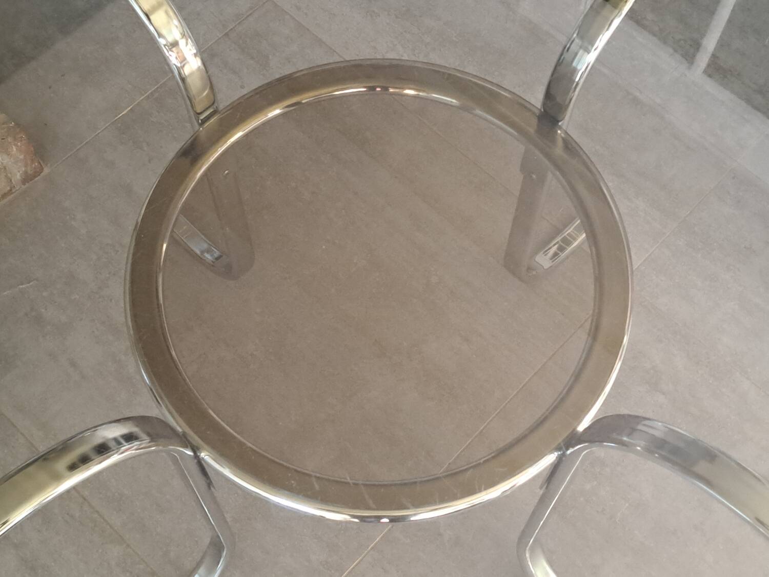 Round table in chromed metal and smoked glass