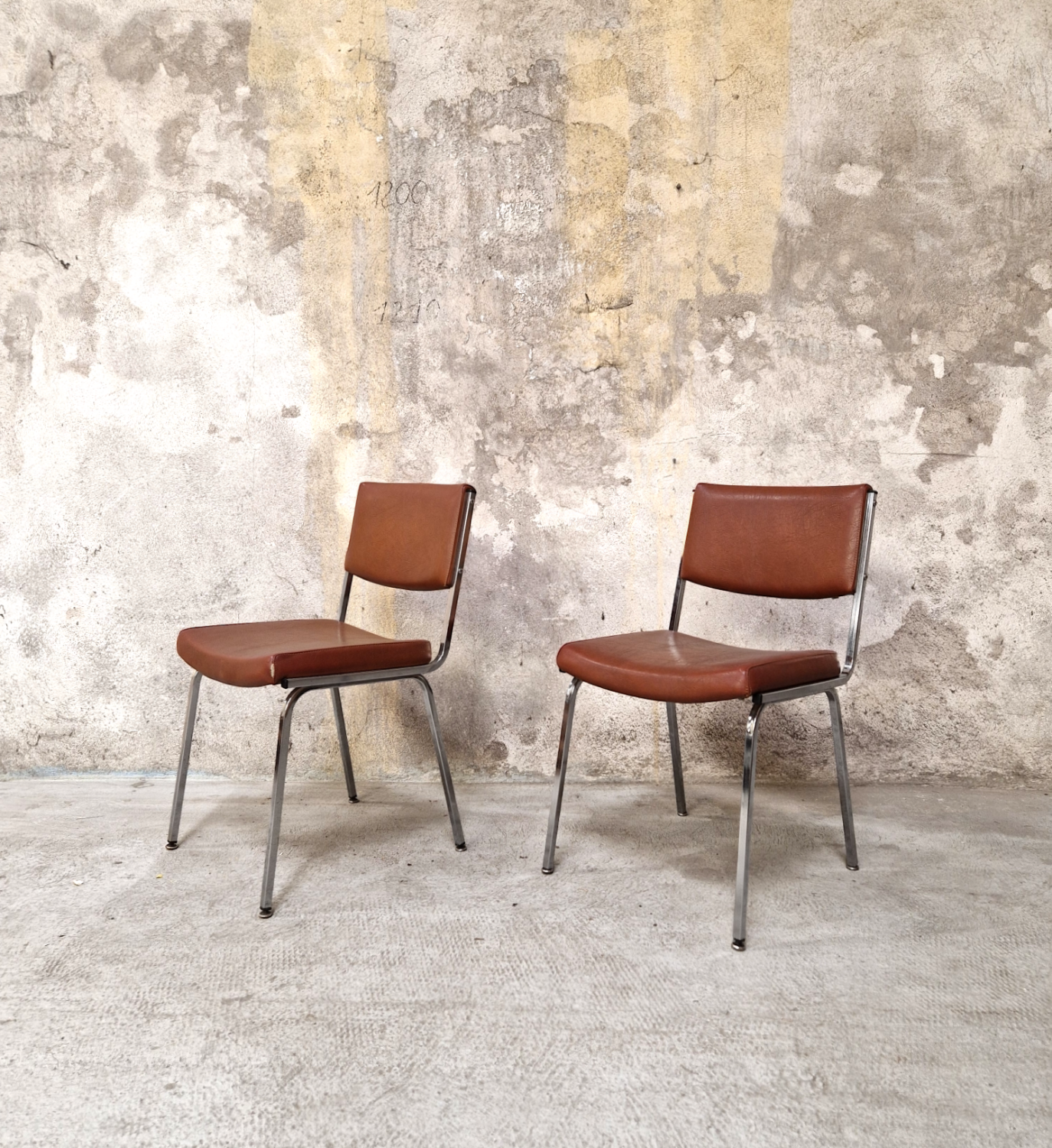 Paire de chaises skaï et chrome