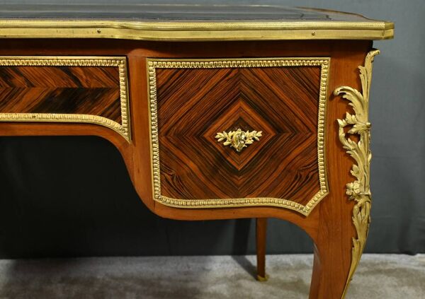 Petit Bureau de Milieu en Acajou et Palissandre, style Louis XV, époque Napoléon III – Milieu XIXe