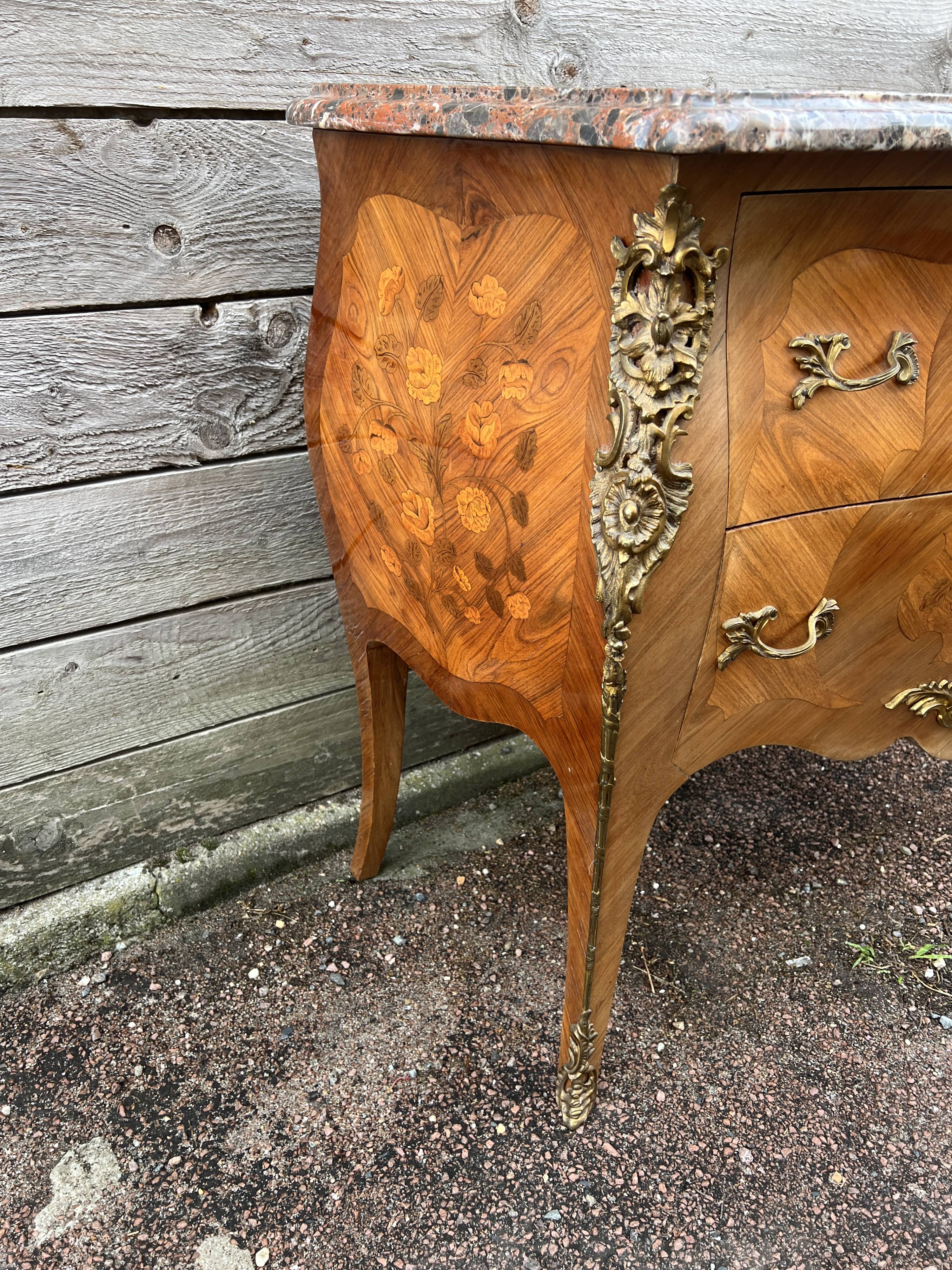 Louis XV style chest of drawers, inlaid with flowers