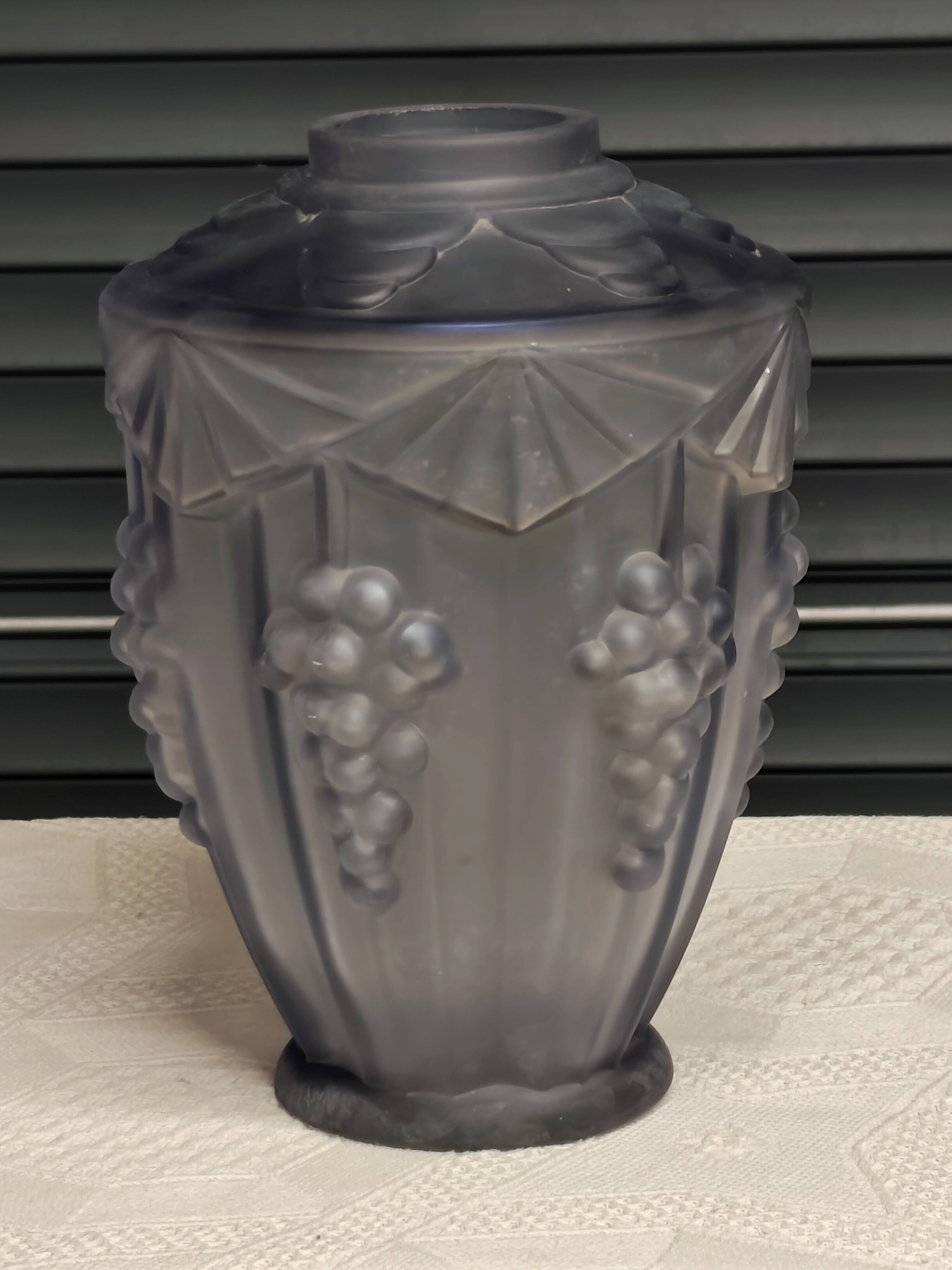 Art"deco vase with vine decoration