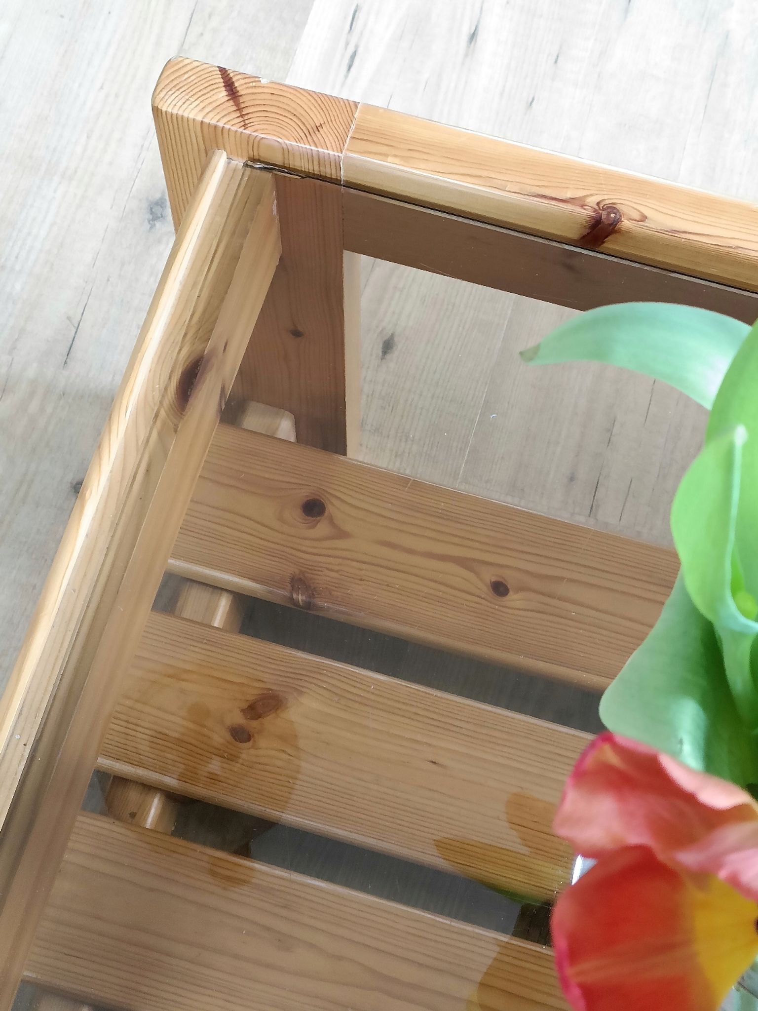 Table basse vintage en pin et verre fumé, 1970-1980