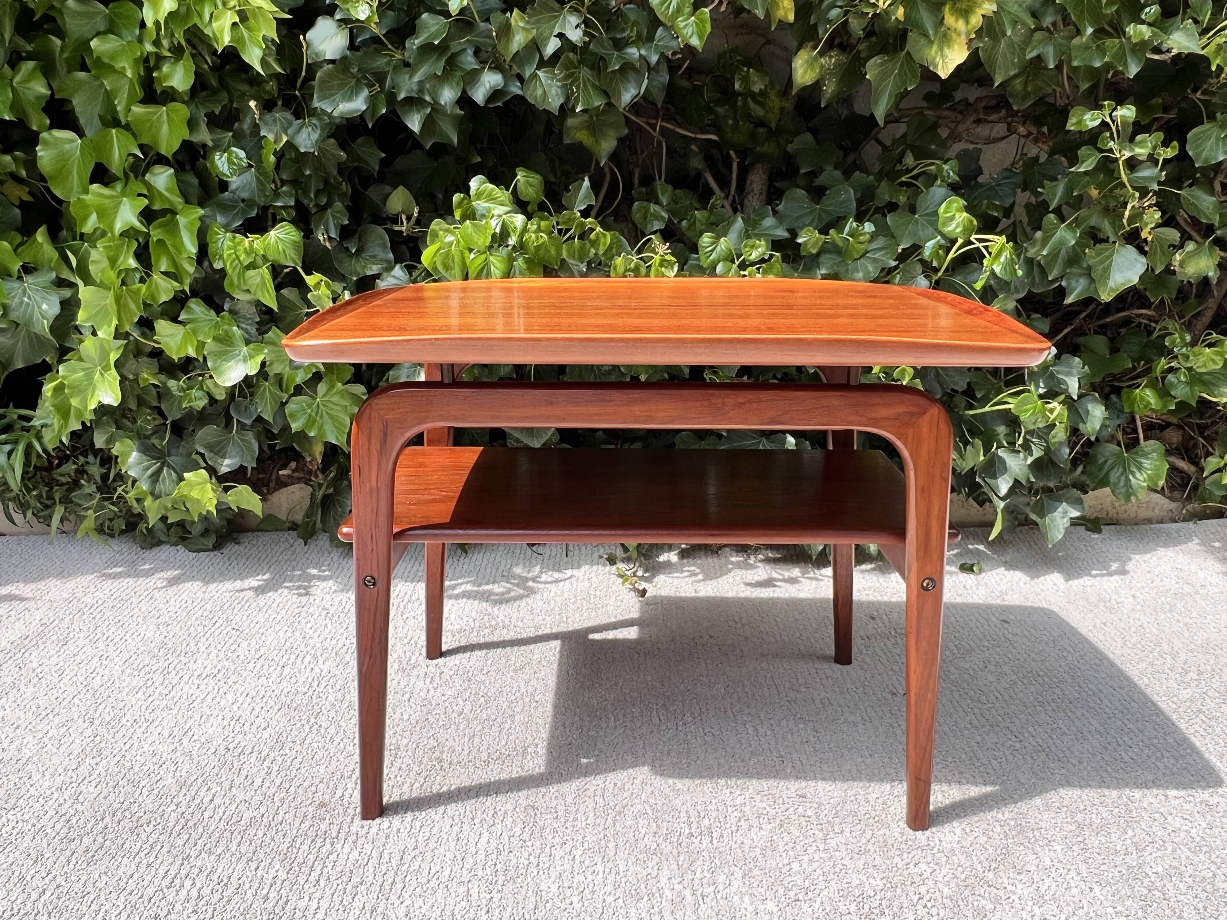 Table d’appoint danoise en teck par Arne H-Olsen