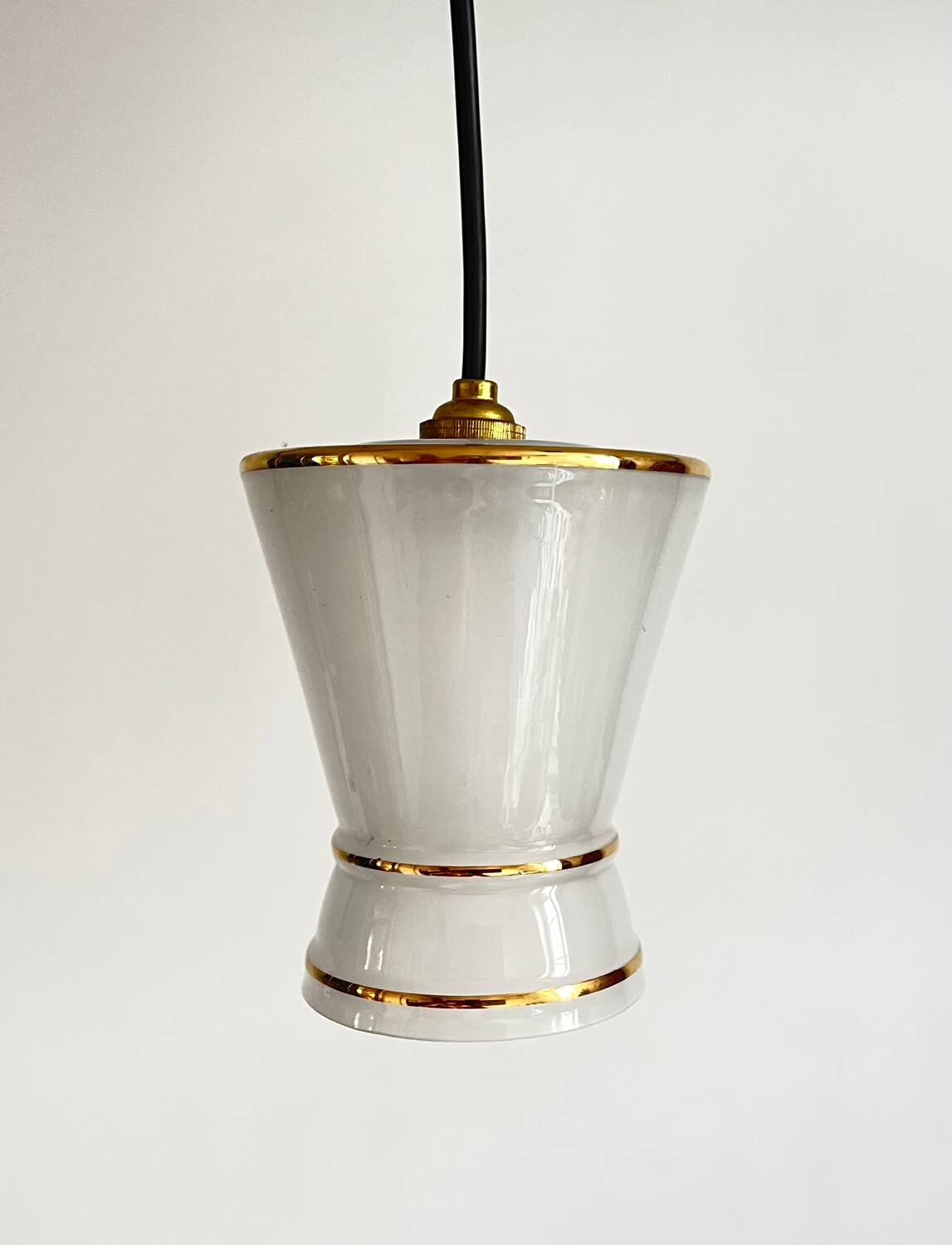 Small white and gold diabolo pendant.