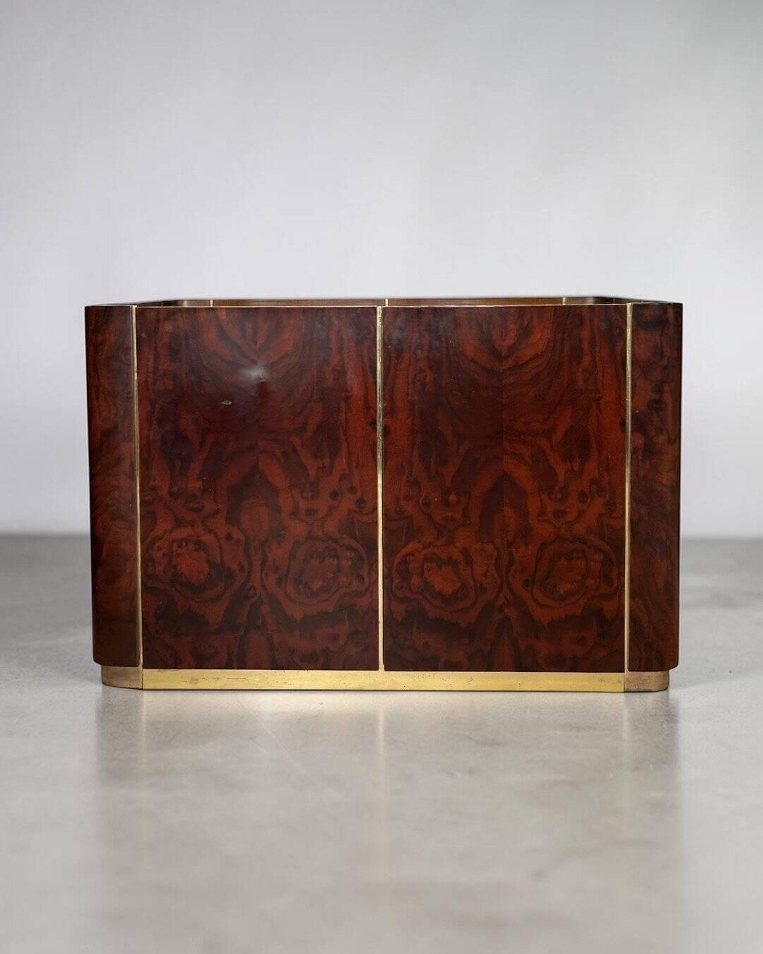 Dry bar in walnut and brass with a mirrored top, Italy 1970.