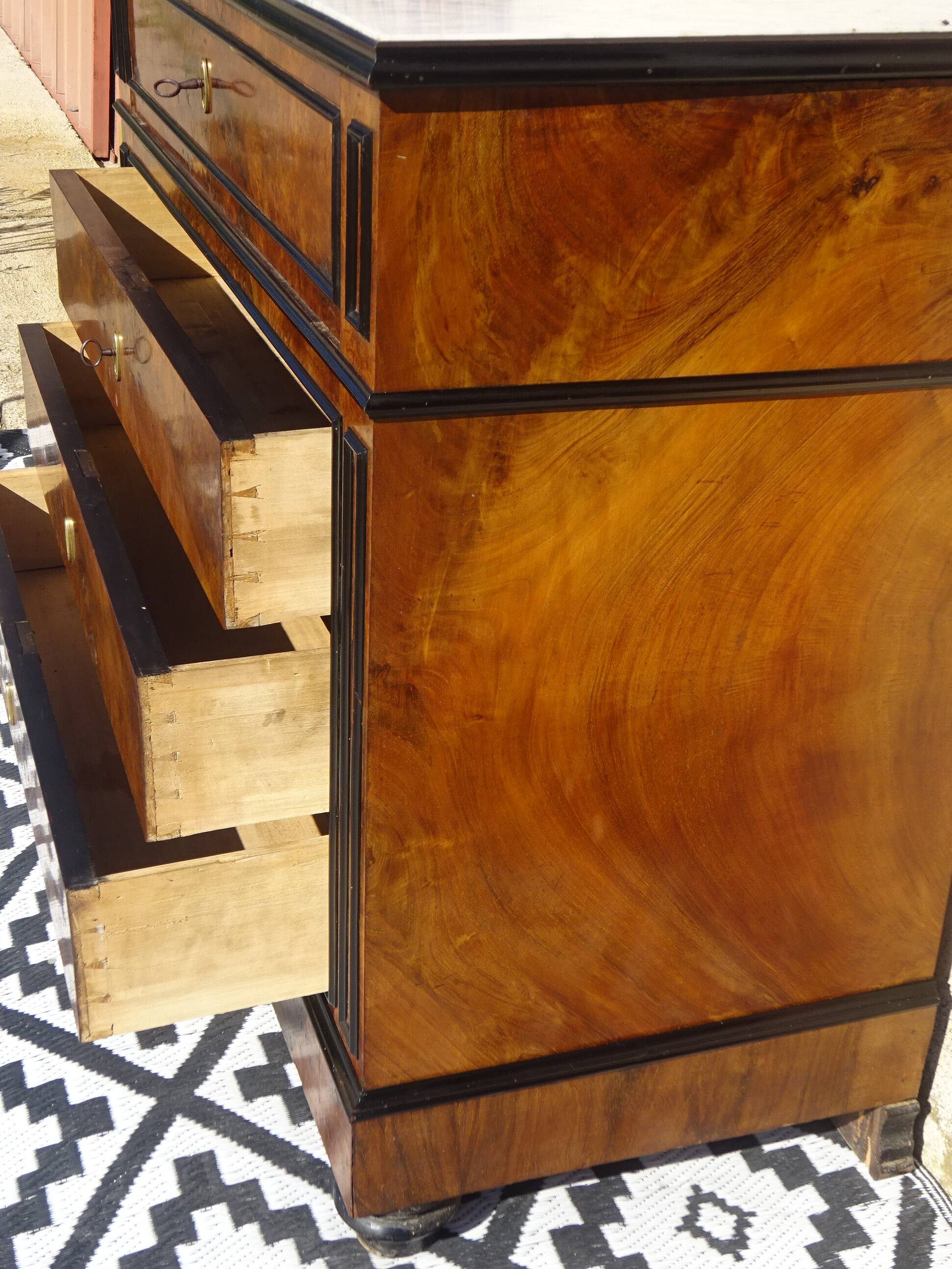 Napoleon III chest of drawers in walnut and burl walnut