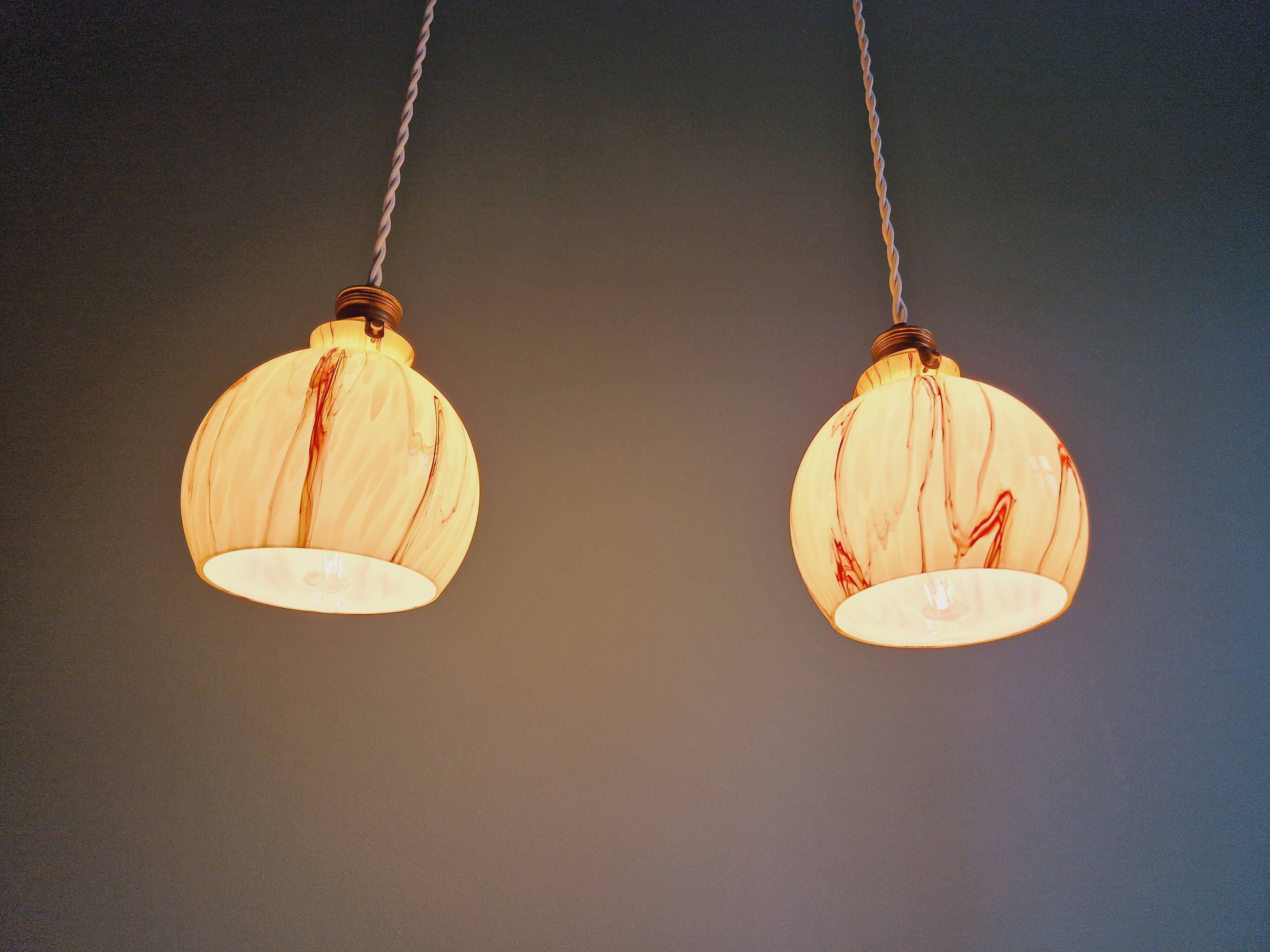 Duo de suspensions Art Déco en opaline marbrée, années 1920-30